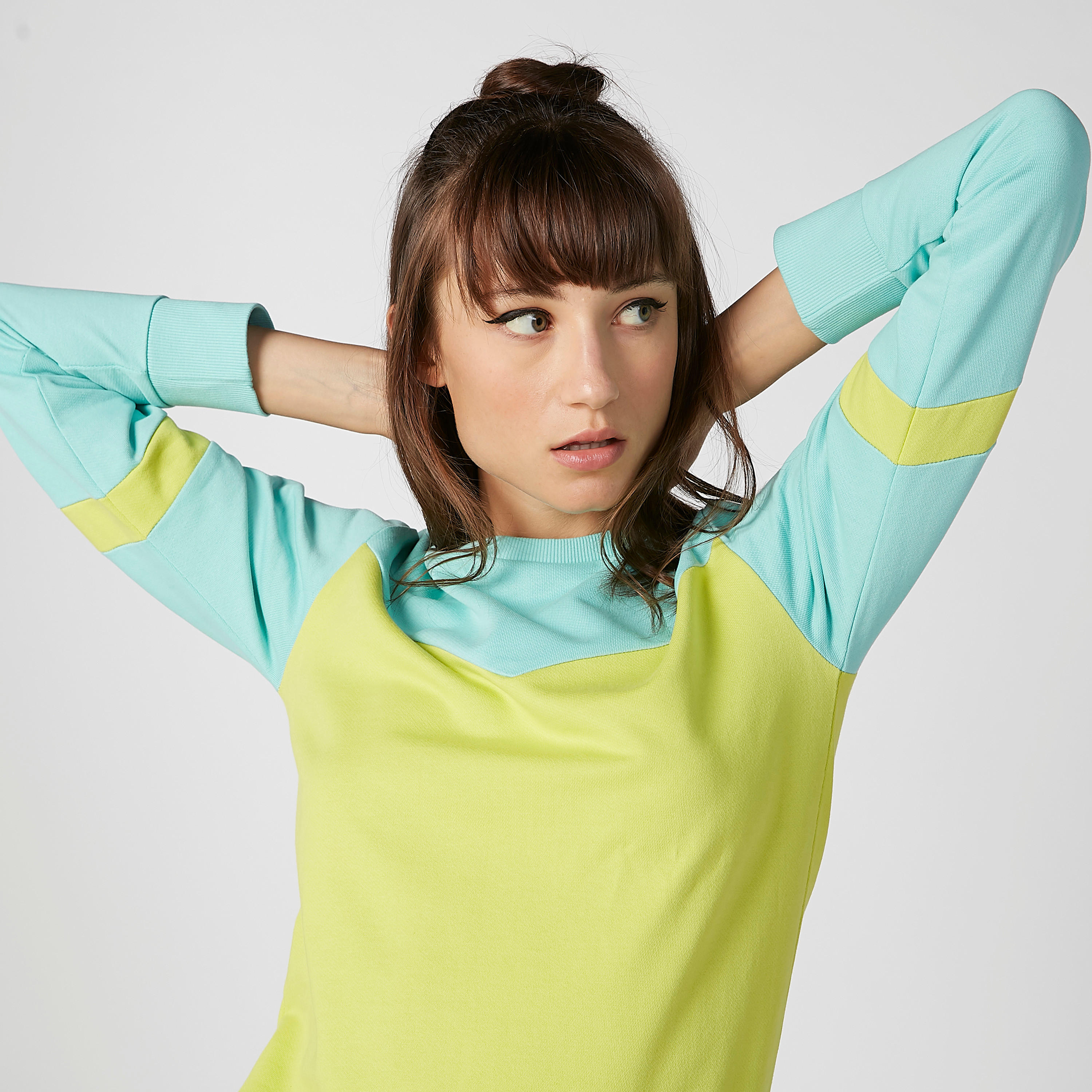 سويت شيرت مستدام بأكمام طويلة وطبعات من كابا -women-clothing-sportswearandactivewear-hoodiesandsweatshirts-image-4