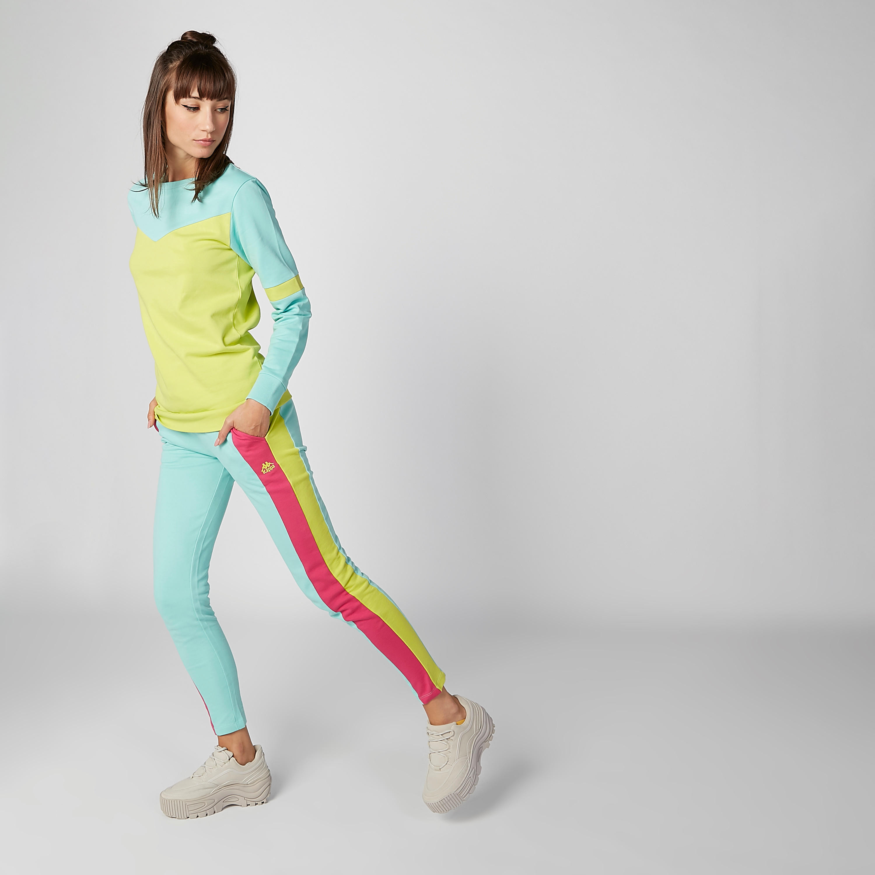 سويت شيرت مستدام بأكمام طويلة وطبعات من كابا -women-clothing-sportswearandactivewear-hoodiesandsweatshirts-image-5