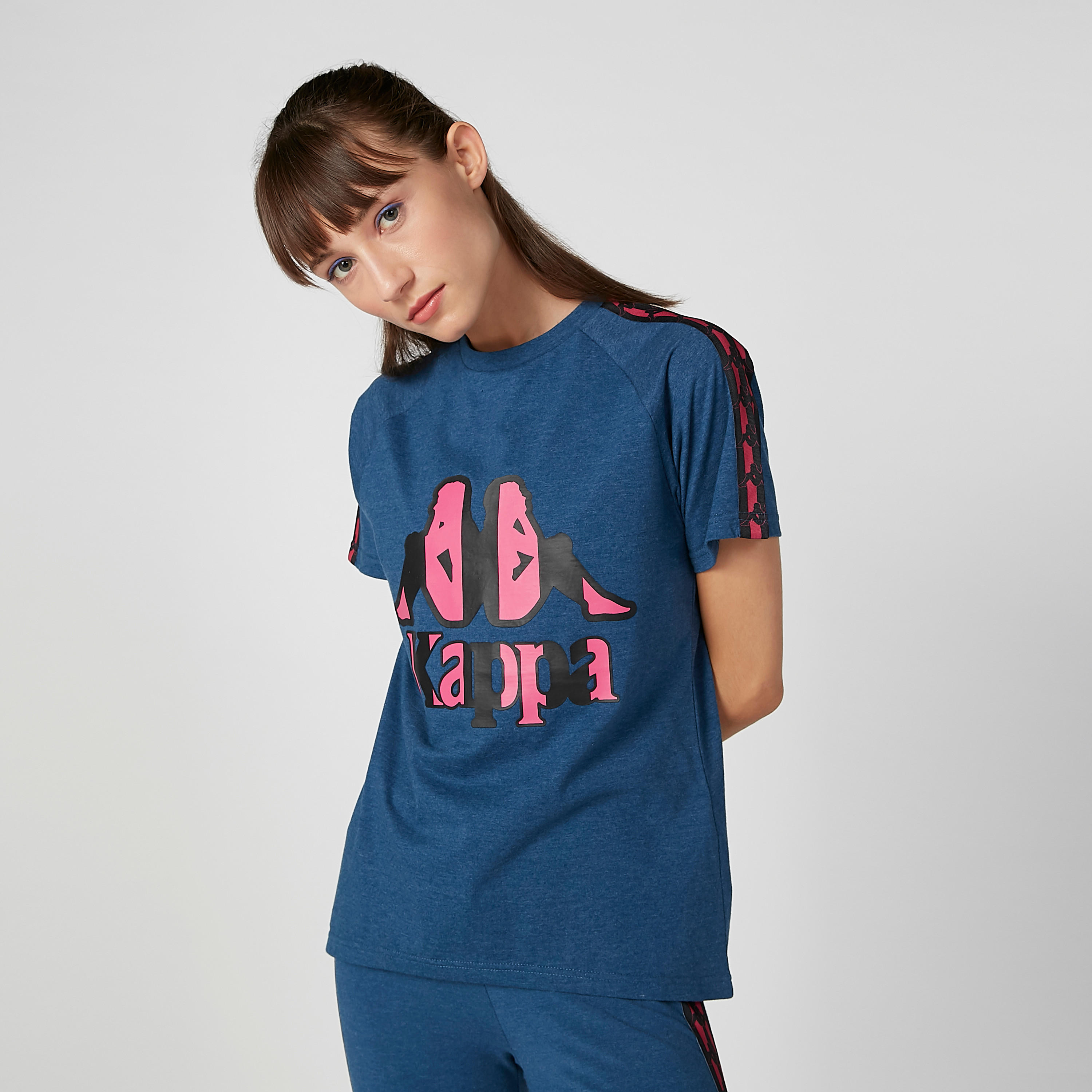 تيشيرت بياقة ضيّقة وأكمام مغايرة وطبعات من كابا-women-clothing-sportswearandactivewear-tshirtsandvests-image-1