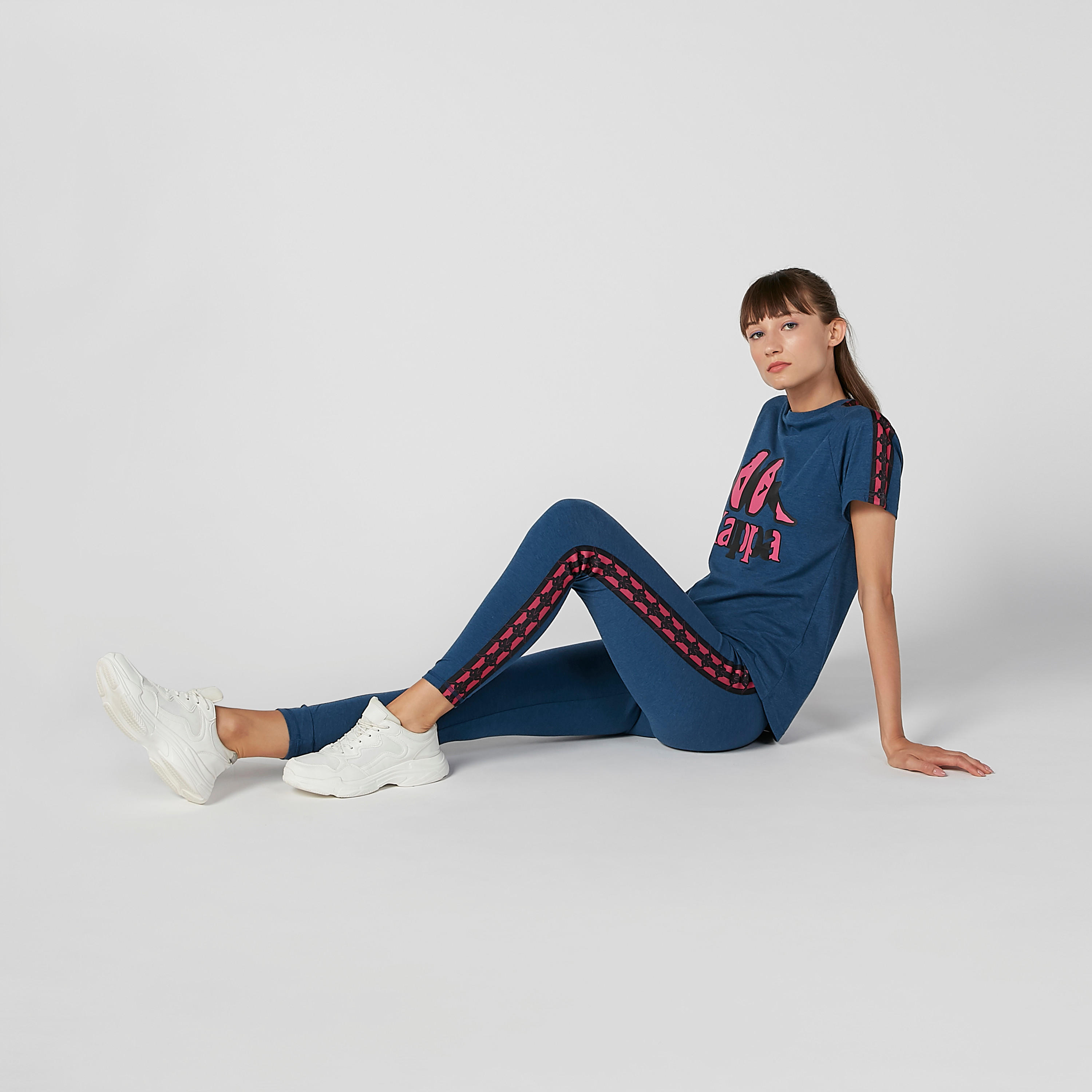 تيشيرت بياقة ضيّقة وأكمام مغايرة وطبعات من كابا-women-clothing-sportswearandactivewear-tshirtsandvests-image-2