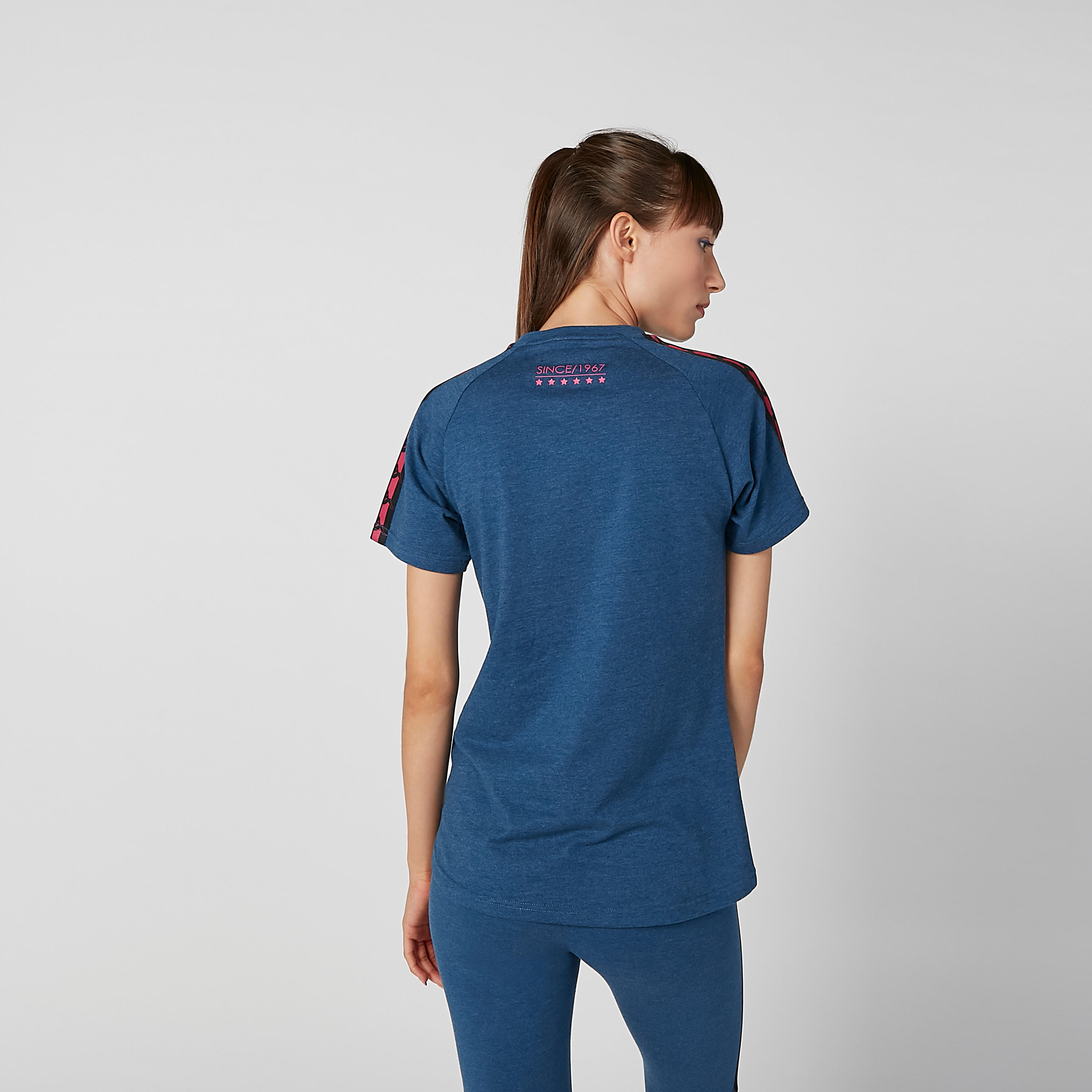 تيشيرت بياقة ضيّقة وأكمام مغايرة وطبعات من كابا-women-clothing-sportswearandactivewear-tshirtsandvests-image-3