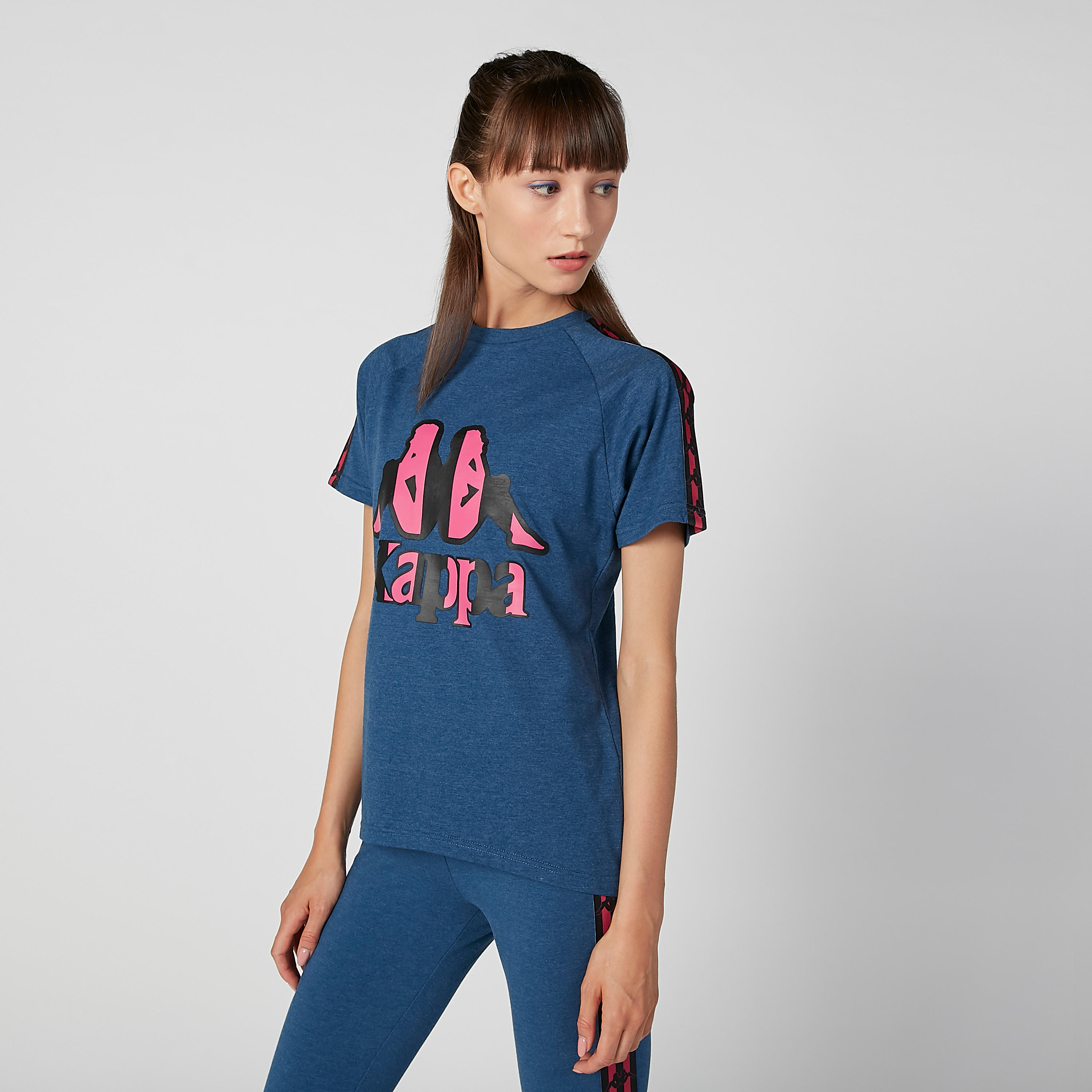 تيشيرت بياقة ضيّقة وأكمام مغايرة وطبعات من كابا-women-clothing-sportswearandactivewear-tshirtsandvests-image-4
