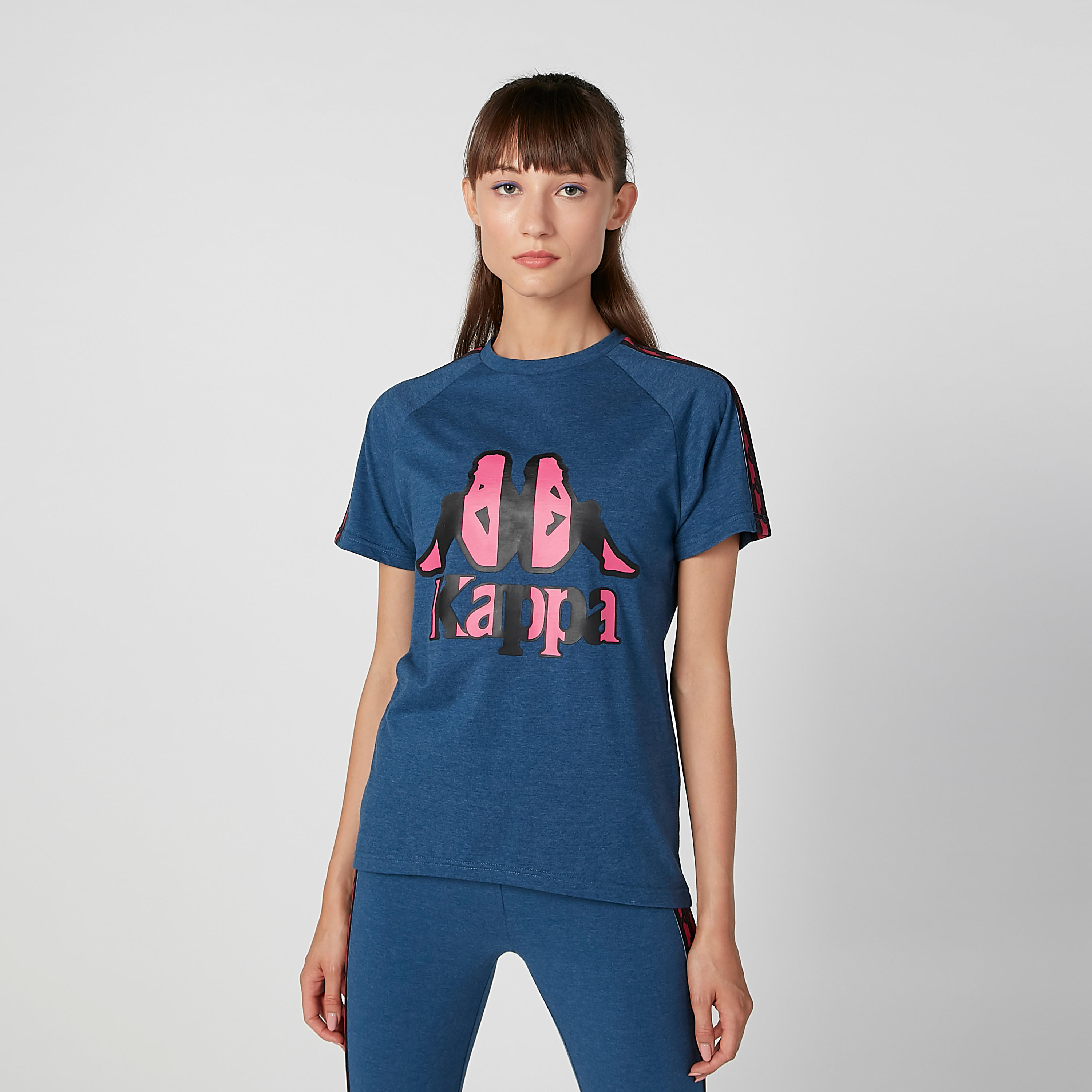 تيشيرت بياقة ضيّقة وأكمام مغايرة وطبعات من كابا-women-clothing-sportswearandactivewear-tshirtsandvests-image-5