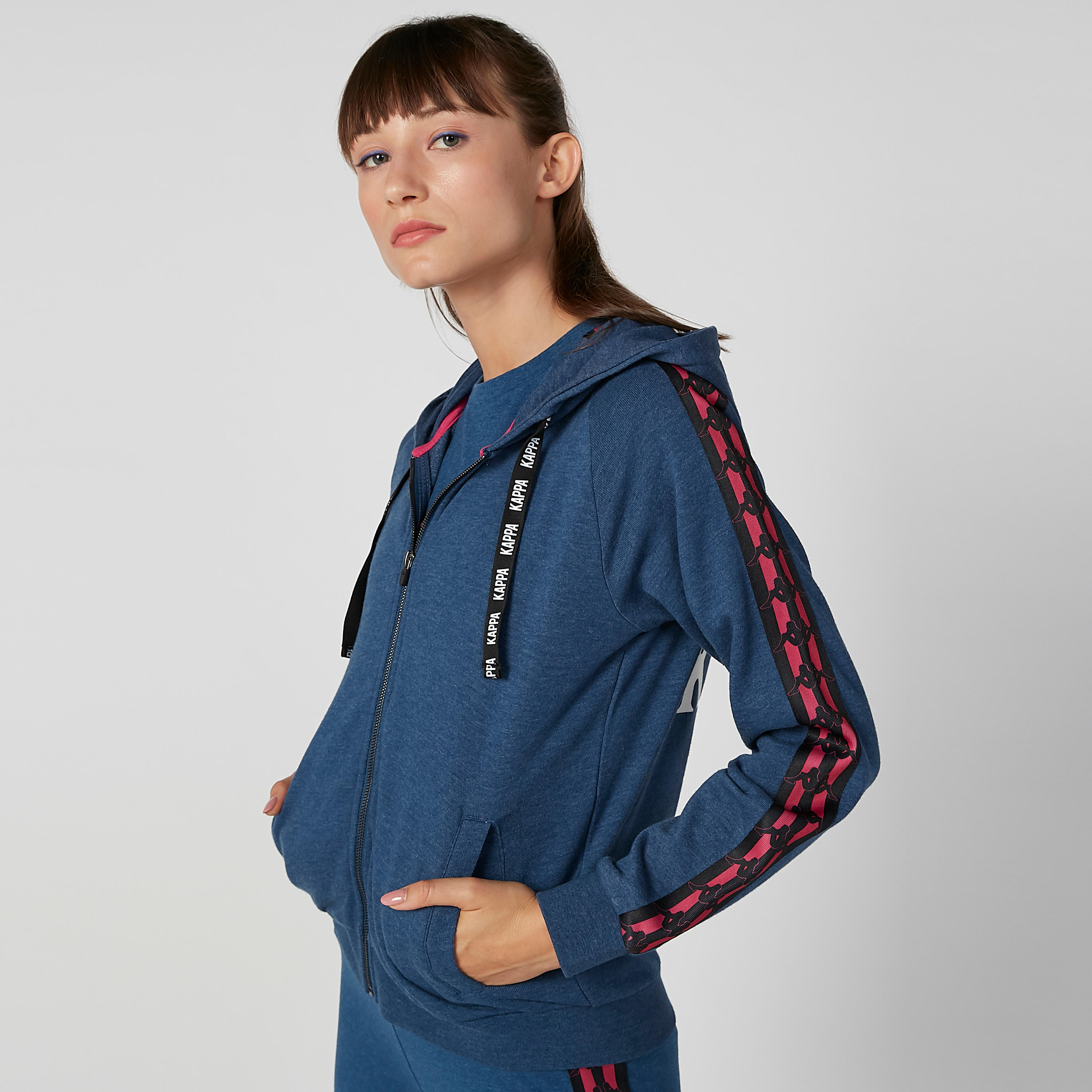 هودي بأكمام طويلة وجيوب وطبعات من كابا-women-clothing-sportswearandactivewear-hoodiesandsweatshirts-image-2