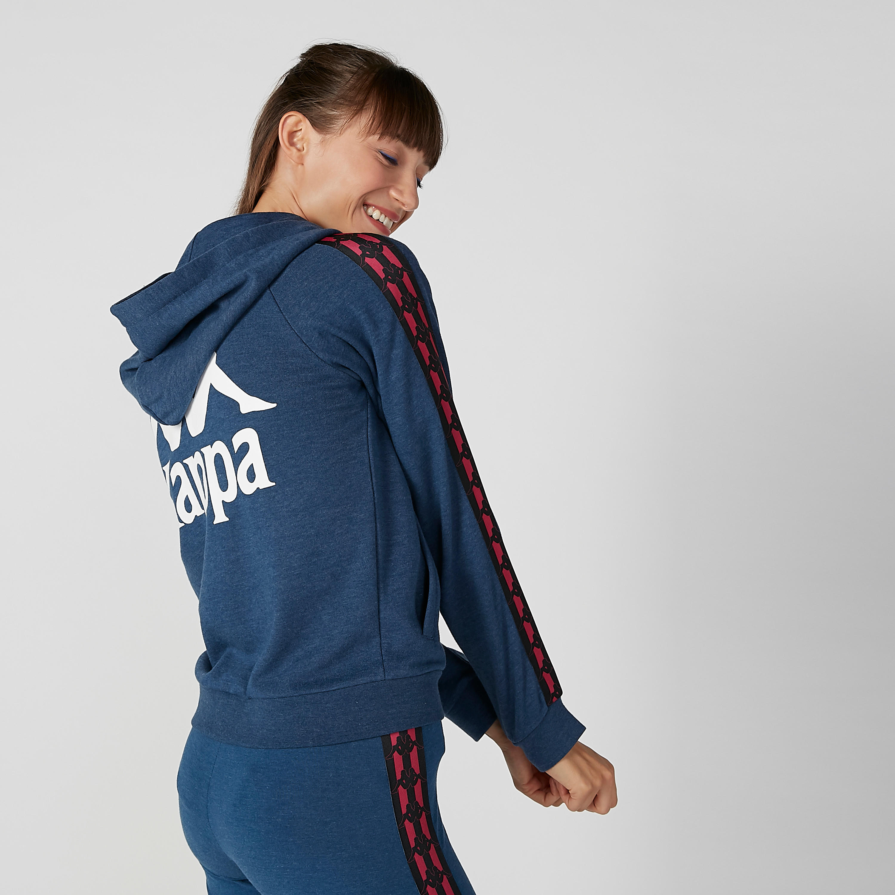 هودي بأكمام طويلة وجيوب وطبعات من كابا-women-clothing-sportswearandactivewear-hoodiesandsweatshirts-image-4