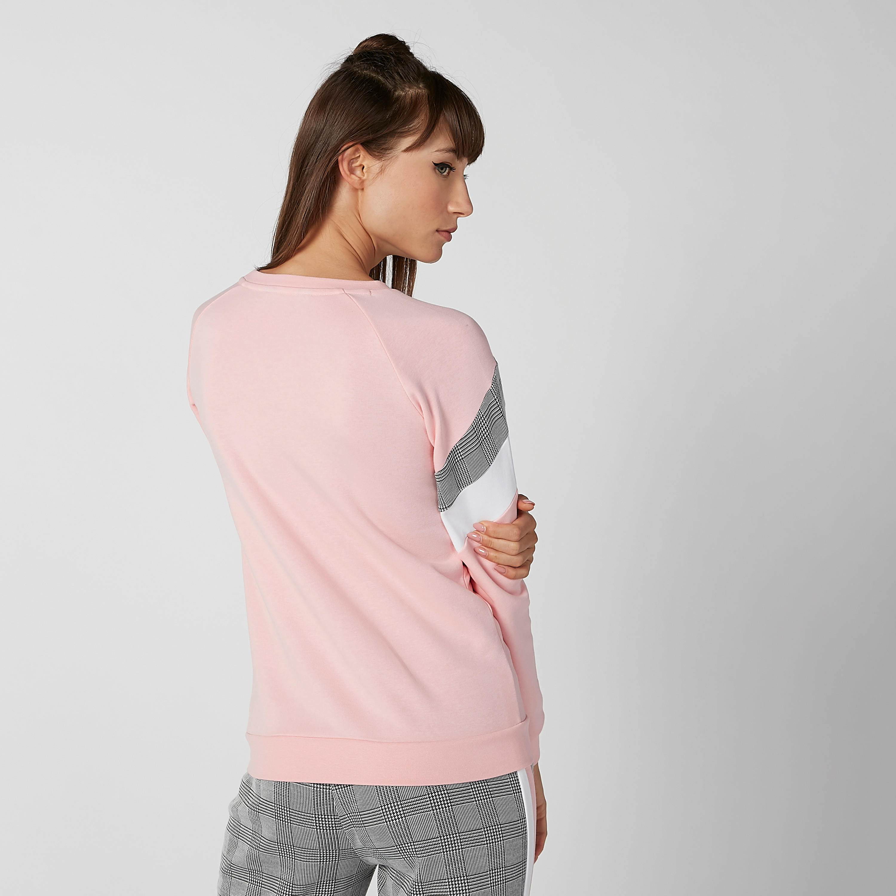 سويت شيرت مستدام بأكمام طويلة وطبعات من كابا -women-clothing-sportswearandactivewear-hoodiesandsweatshirts-image-4