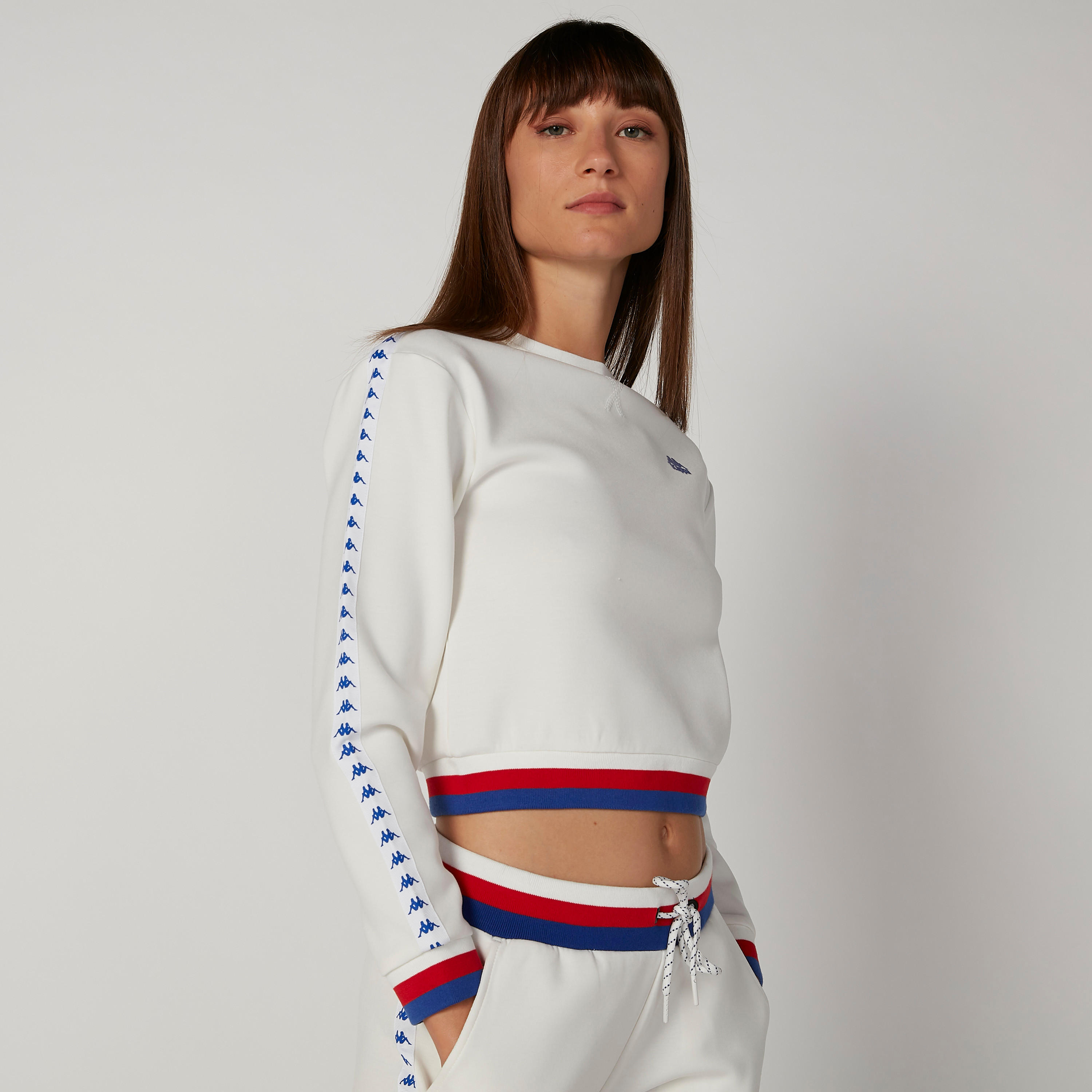 سويت شيرت مستدام قصير بأكمام طويلة بتفاصيل شريطة من كابا-women-clothing-sportswearandactivewear-hoodiesandsweatshirts-image-1