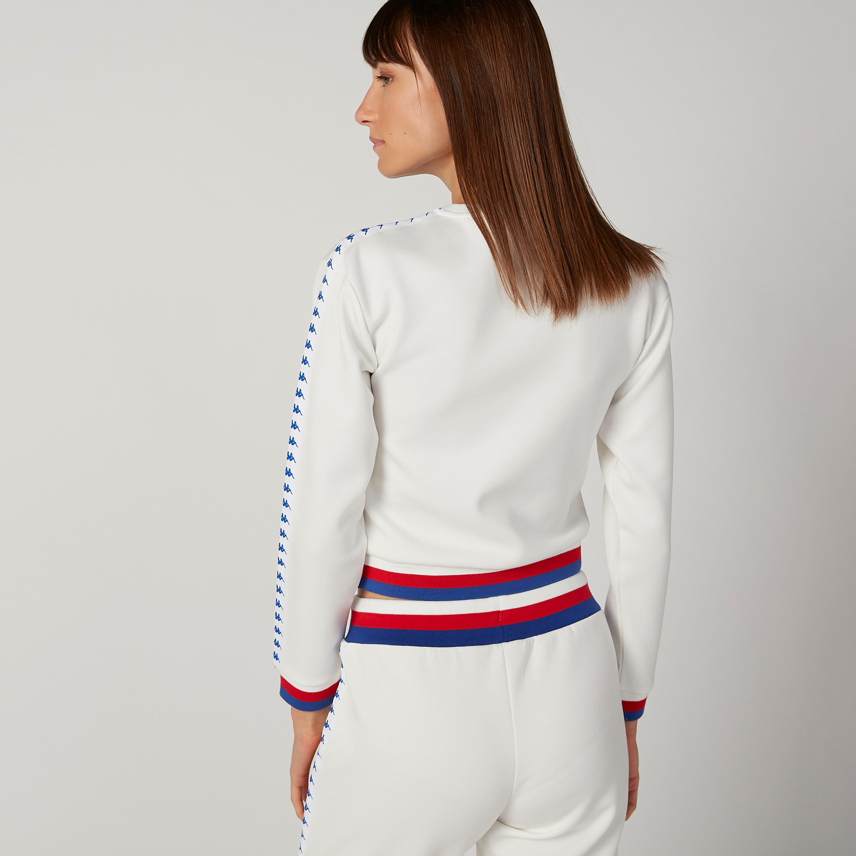 سويت شيرت مستدام قصير بأكمام طويلة بتفاصيل شريطة من كابا-women-clothing-sportswearandactivewear-hoodiesandsweatshirts-image-3