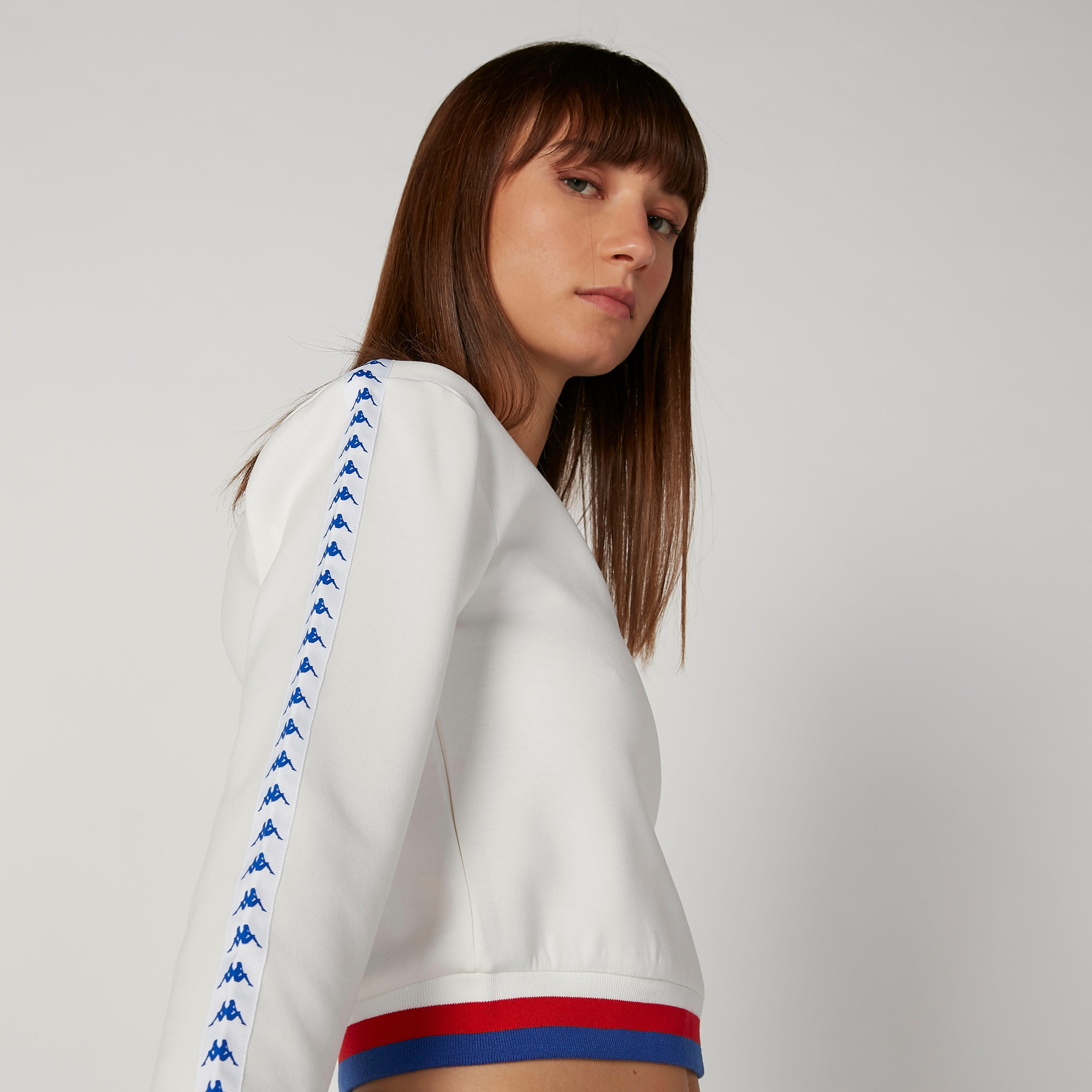 سويت شيرت مستدام قصير بأكمام طويلة بتفاصيل شريطة من كابا-women-clothing-sportswearandactivewear-hoodiesandsweatshirts-image-5