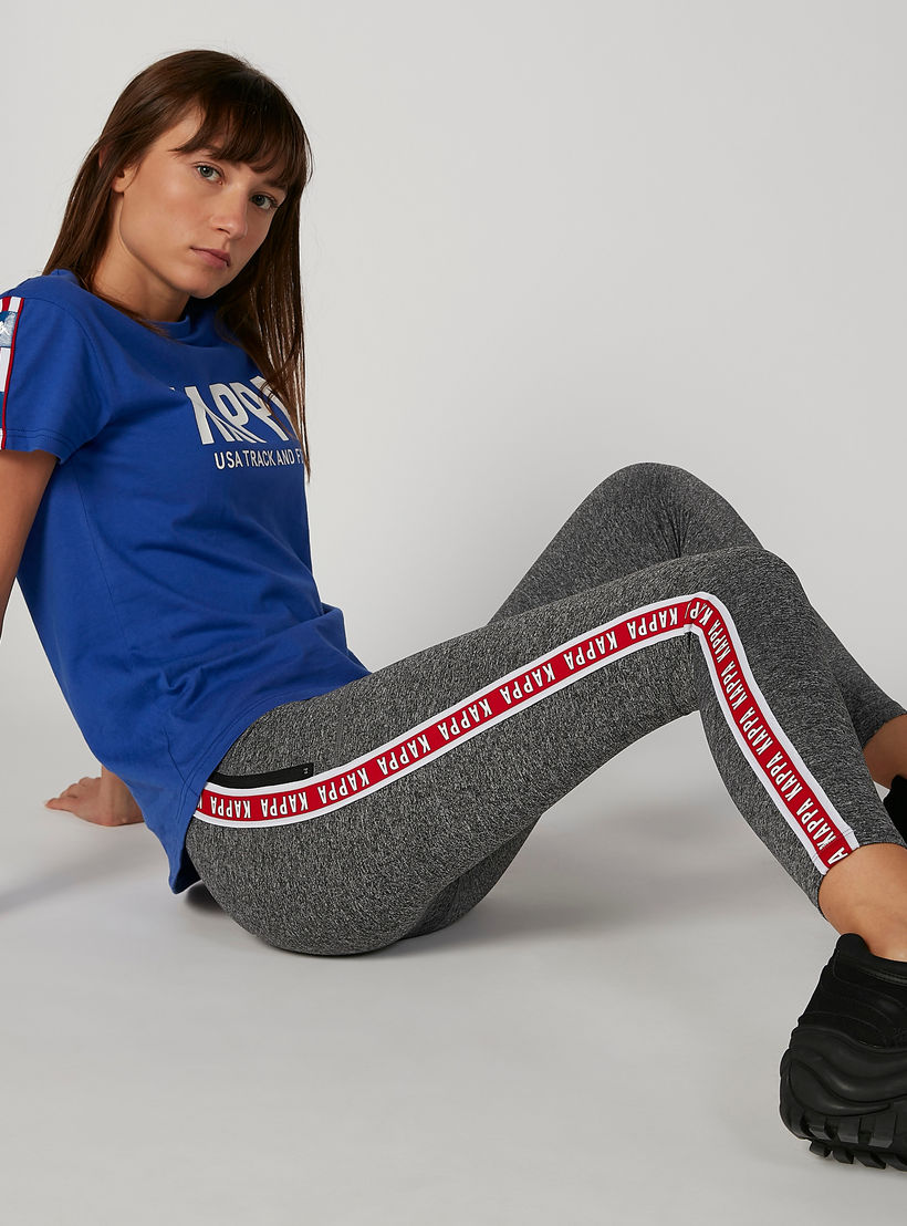 بنطلون ليقنز مستدام بقصّة سكيني وخصر متوسط الارتفاع وطبعات من كابا-women-clothing-sportswearandactivewear-bottoms-image-4