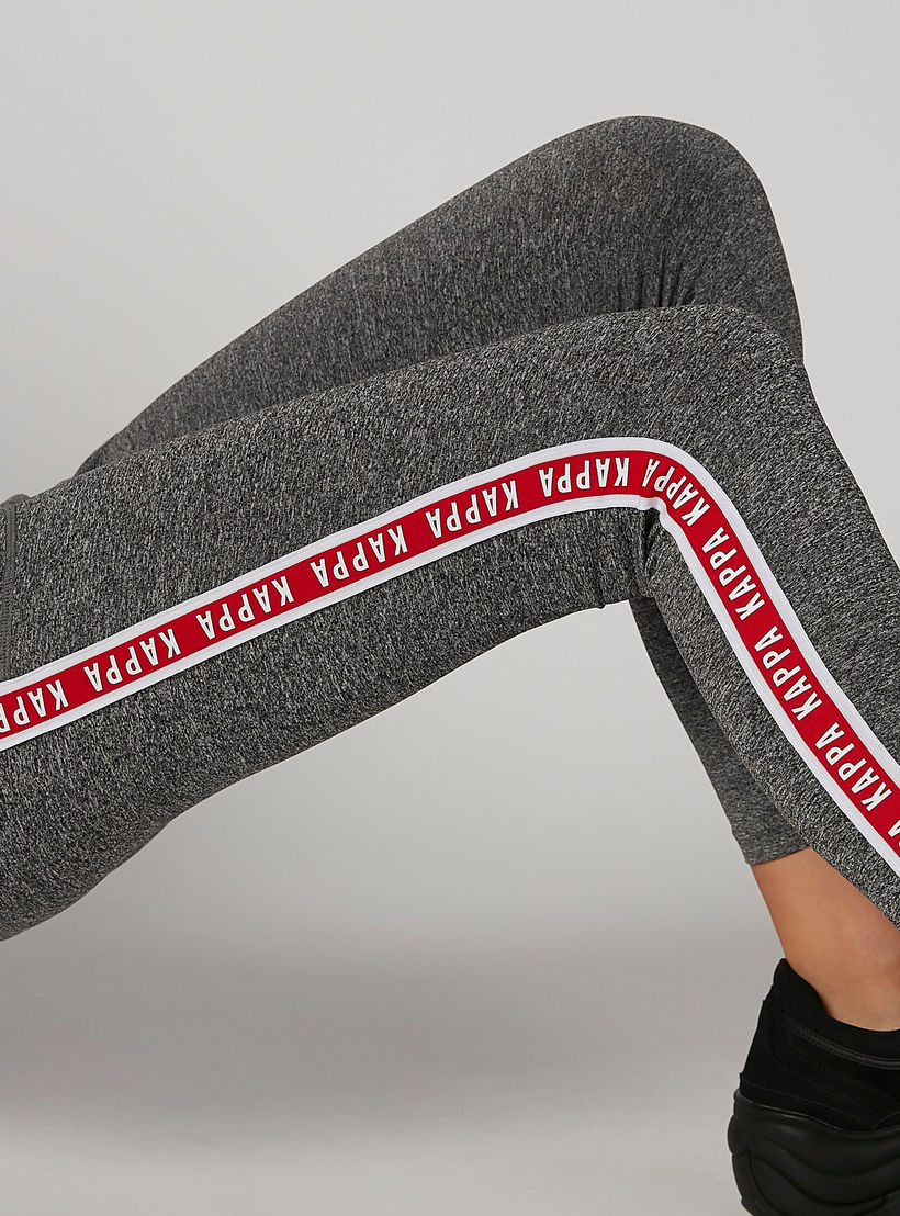 بنطلون ليقنز مستدام بقصّة سكيني وخصر متوسط الارتفاع وطبعات من كابا-women-clothing-sportswearandactivewear-bottoms-image-5