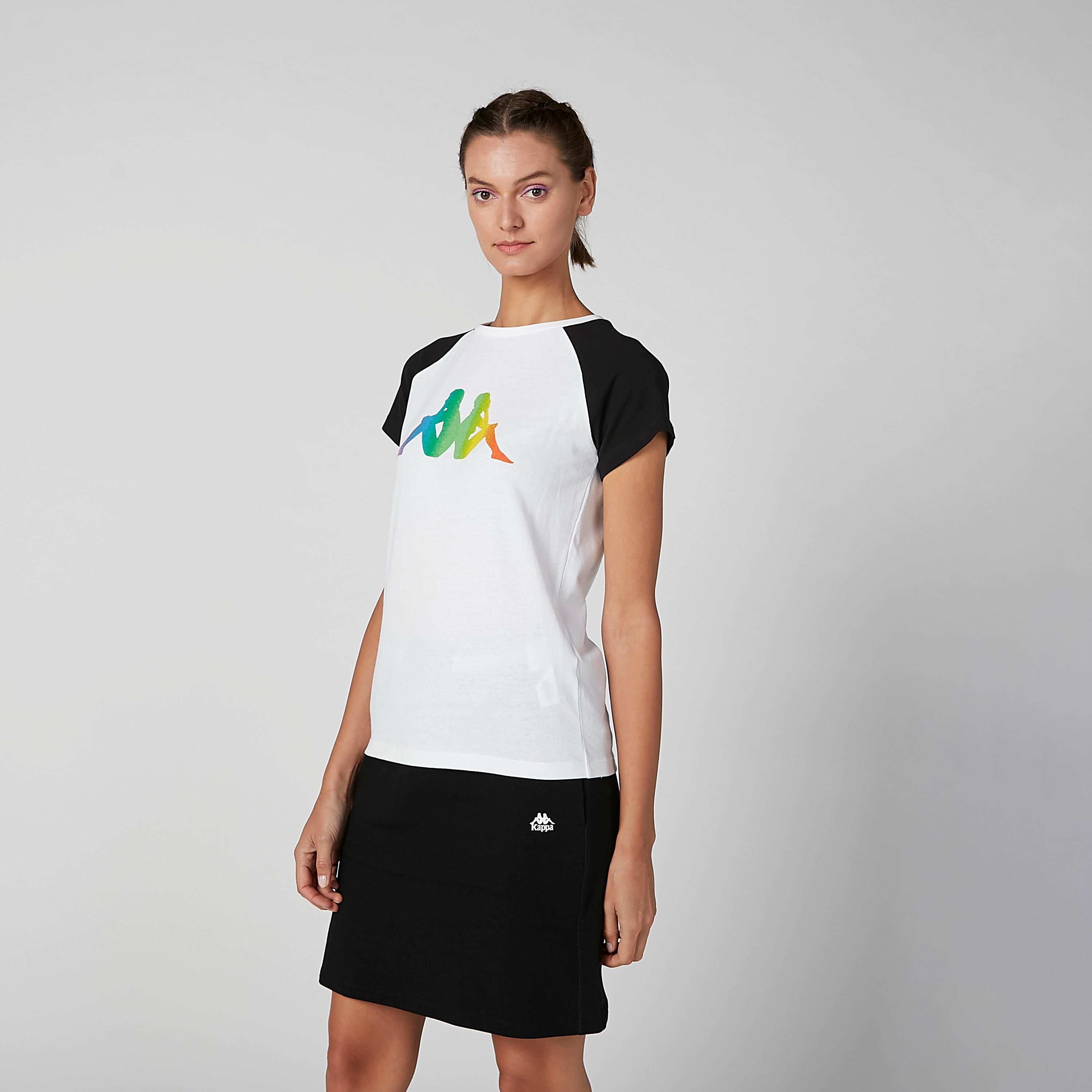 تيشيرت بياقة مستديرة وأكمام مغايرة وطبعات الشعار من كابا-women-clothing-tshirts-image-3
