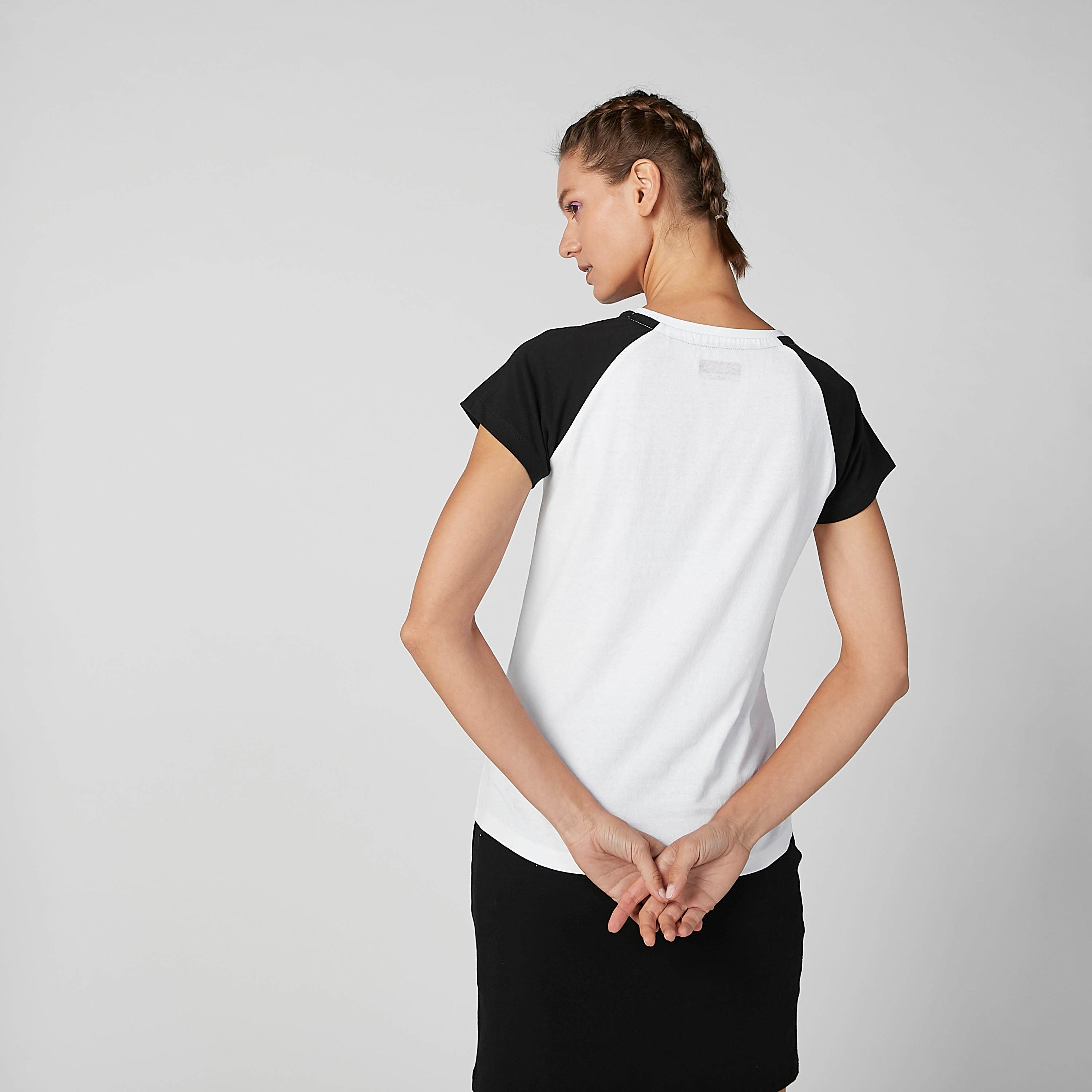 تيشيرت بياقة مستديرة وأكمام مغايرة وطبعات الشعار من كابا-women-clothing-tshirts-image-4