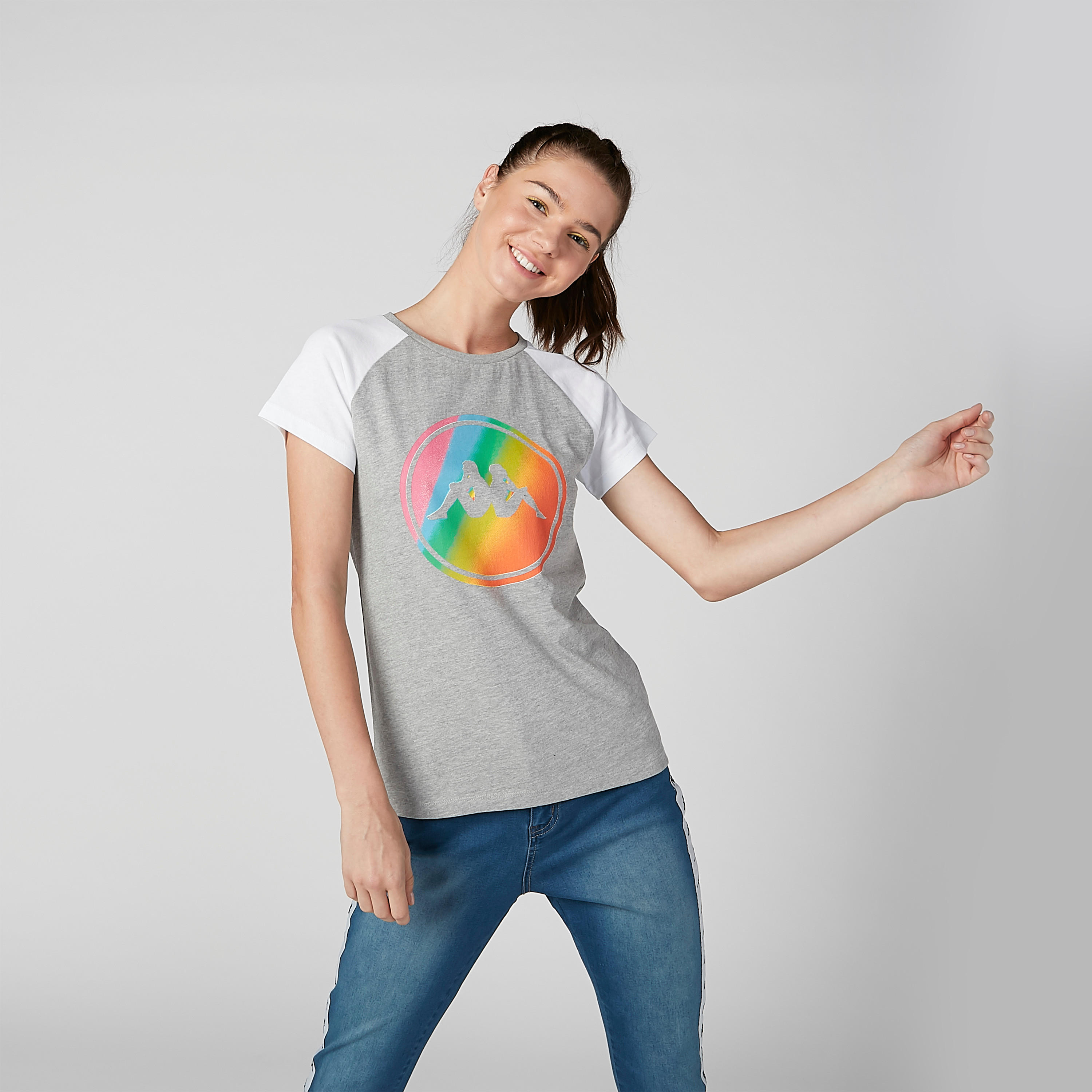تيشيرت بياقة مستديرة وأكمام مغايرة وطبعات من كابا-women-clothing-tshirts-image-1