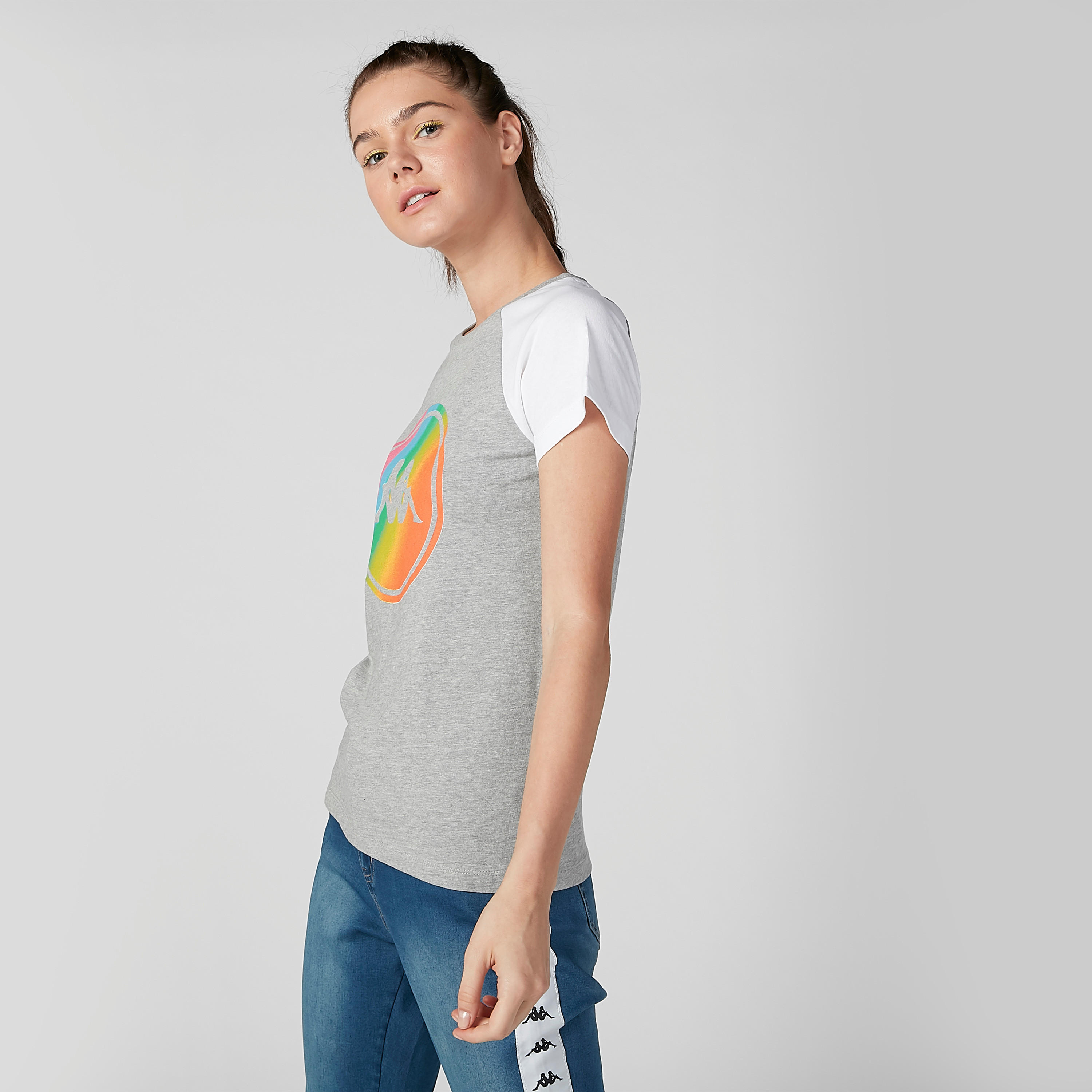 تيشيرت بياقة مستديرة وأكمام مغايرة وطبعات من كابا-women-clothing-tshirts-image-4