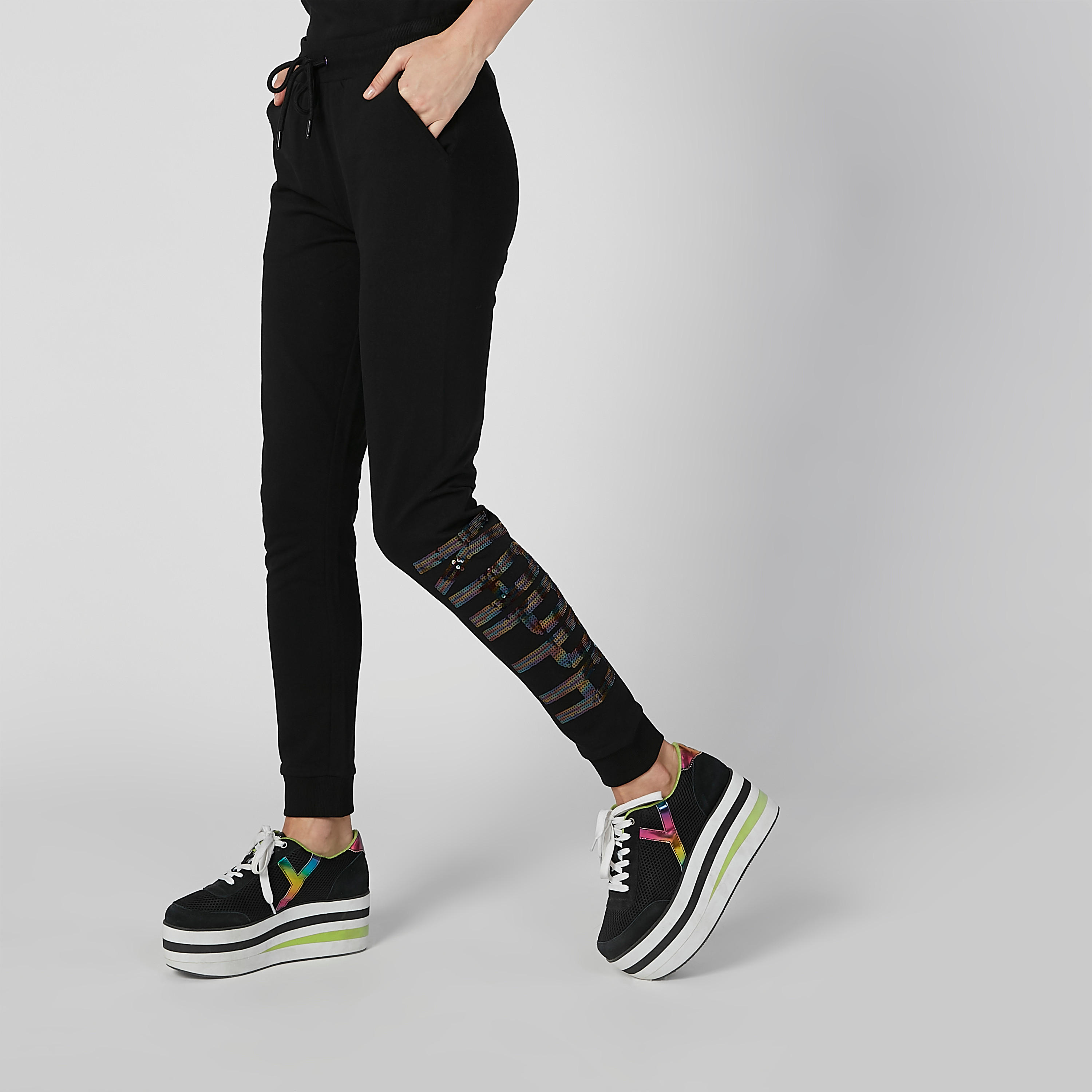 بنطلون رياضي مستدام بارز الملمس بخصر متوسط الارتفاع وجيوب من كابا-women-clothing-bottoms-joggers-image-1