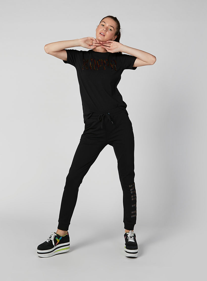 بنطلون رياضي مستدام بارز الملمس بخصر متوسط الارتفاع وجيوب من كابا-women-clothing-bottoms-joggers-image-5