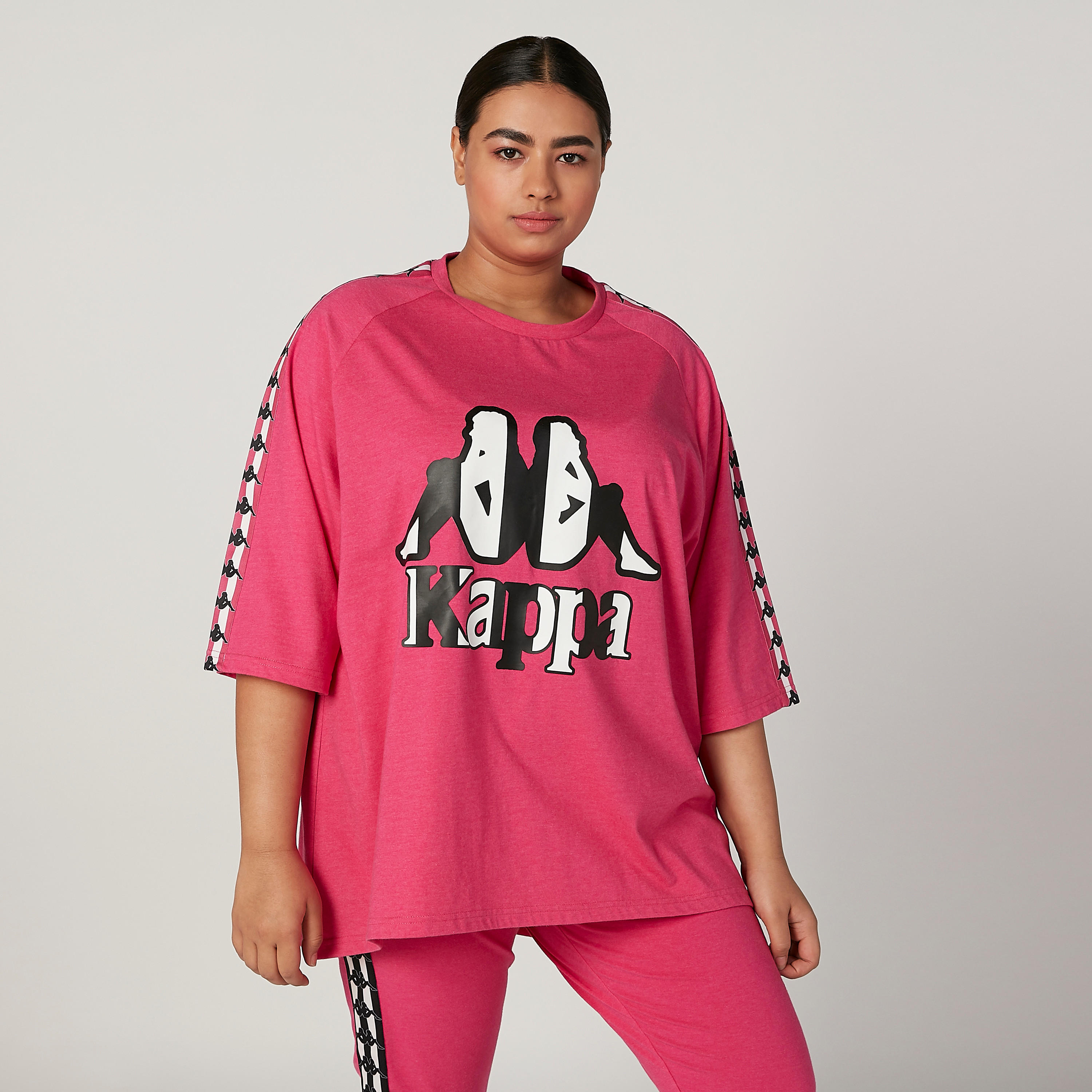 تيشيرت بياقة ضيّقة وأكمام بشريطة مغايرة وطبعات من كابا-women-clothing-sportswearandactivewear-tshirtsandvests-image-1