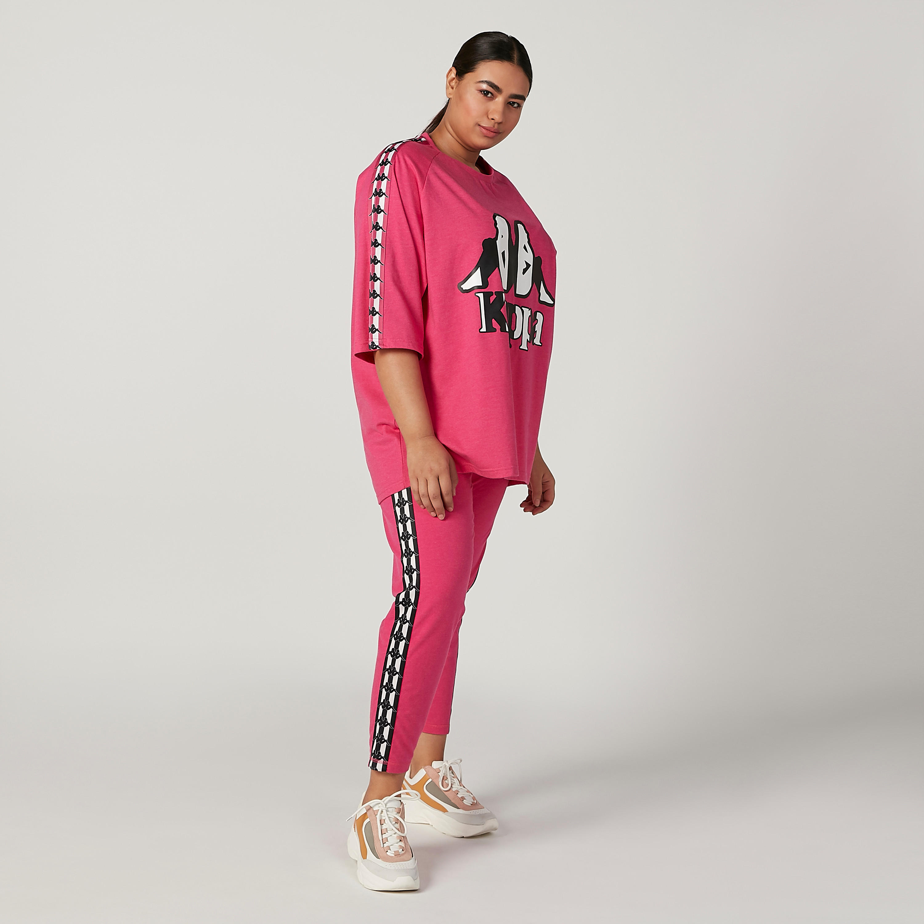 تيشيرت بياقة ضيّقة وأكمام بشريطة مغايرة وطبعات من كابا-women-clothing-sportswearandactivewear-tshirtsandvests-image-2