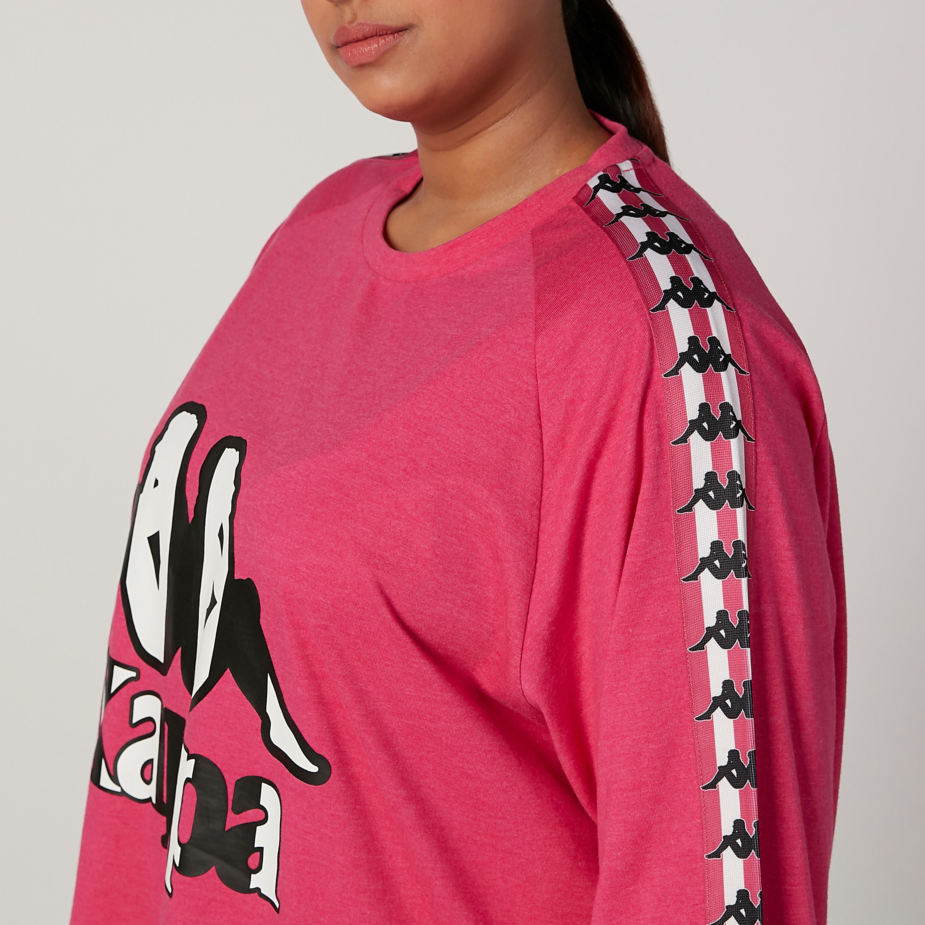 تيشيرت بياقة ضيّقة وأكمام بشريطة مغايرة وطبعات من كابا-women-clothing-sportswearandactivewear-tshirtsandvests-image-3
