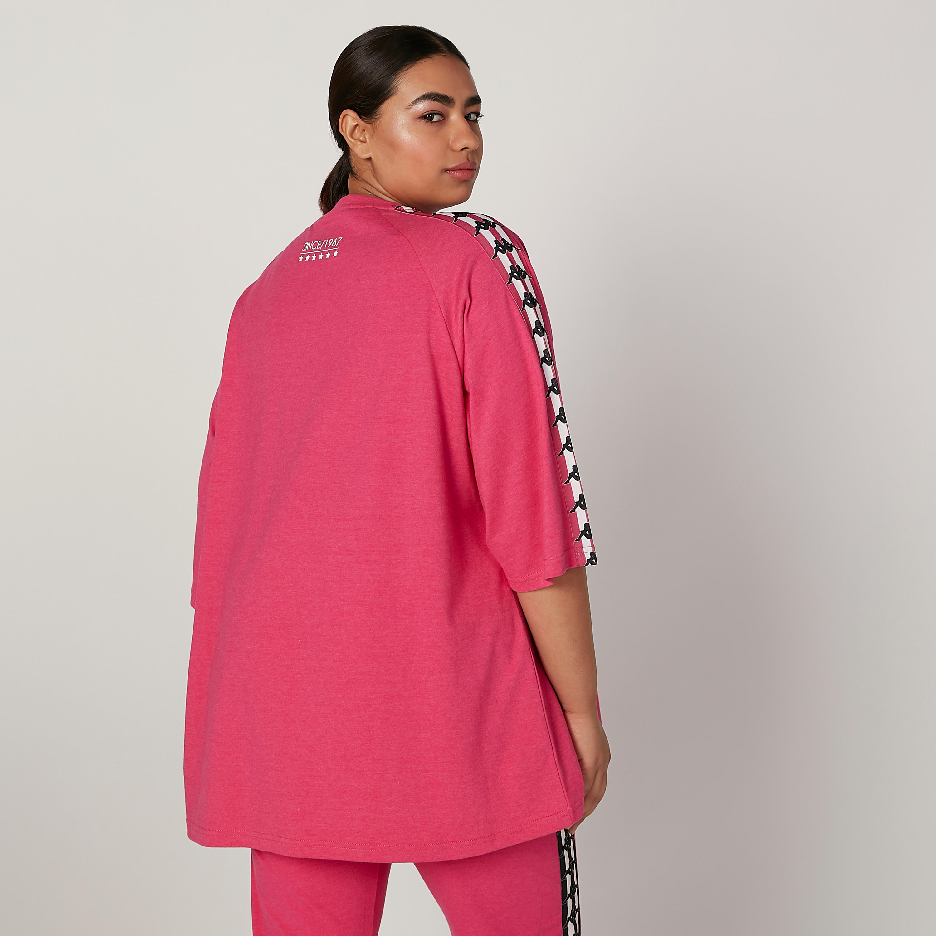 تيشيرت بياقة ضيّقة وأكمام بشريطة مغايرة وطبعات من كابا-women-clothing-sportswearandactivewear-tshirtsandvests-image-4