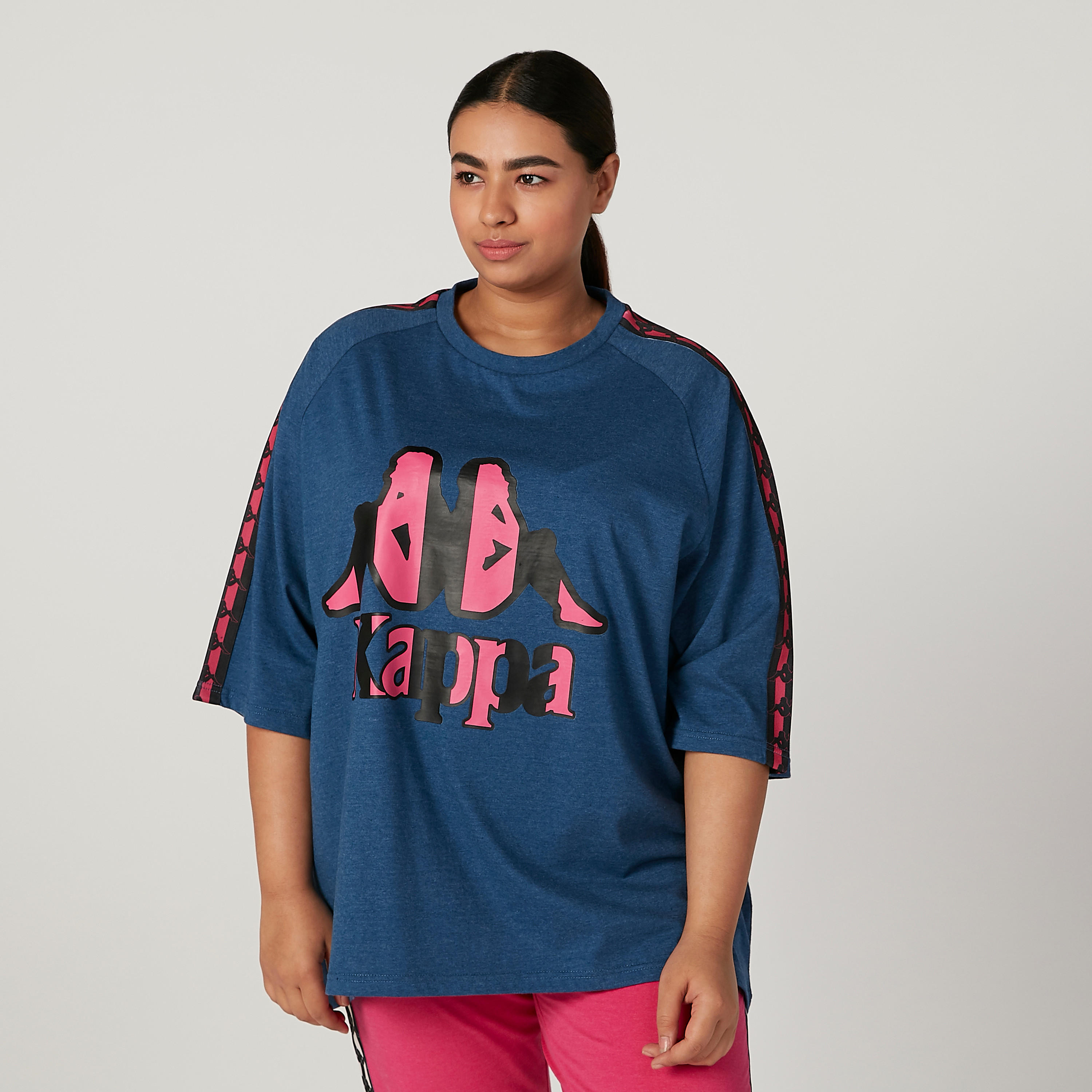 تيشيرت بياقة مستديرة وأكمام مغايرة وطبعات من كابا-women-clothing-sportswearandactivewear-tshirtsandvests-image-1