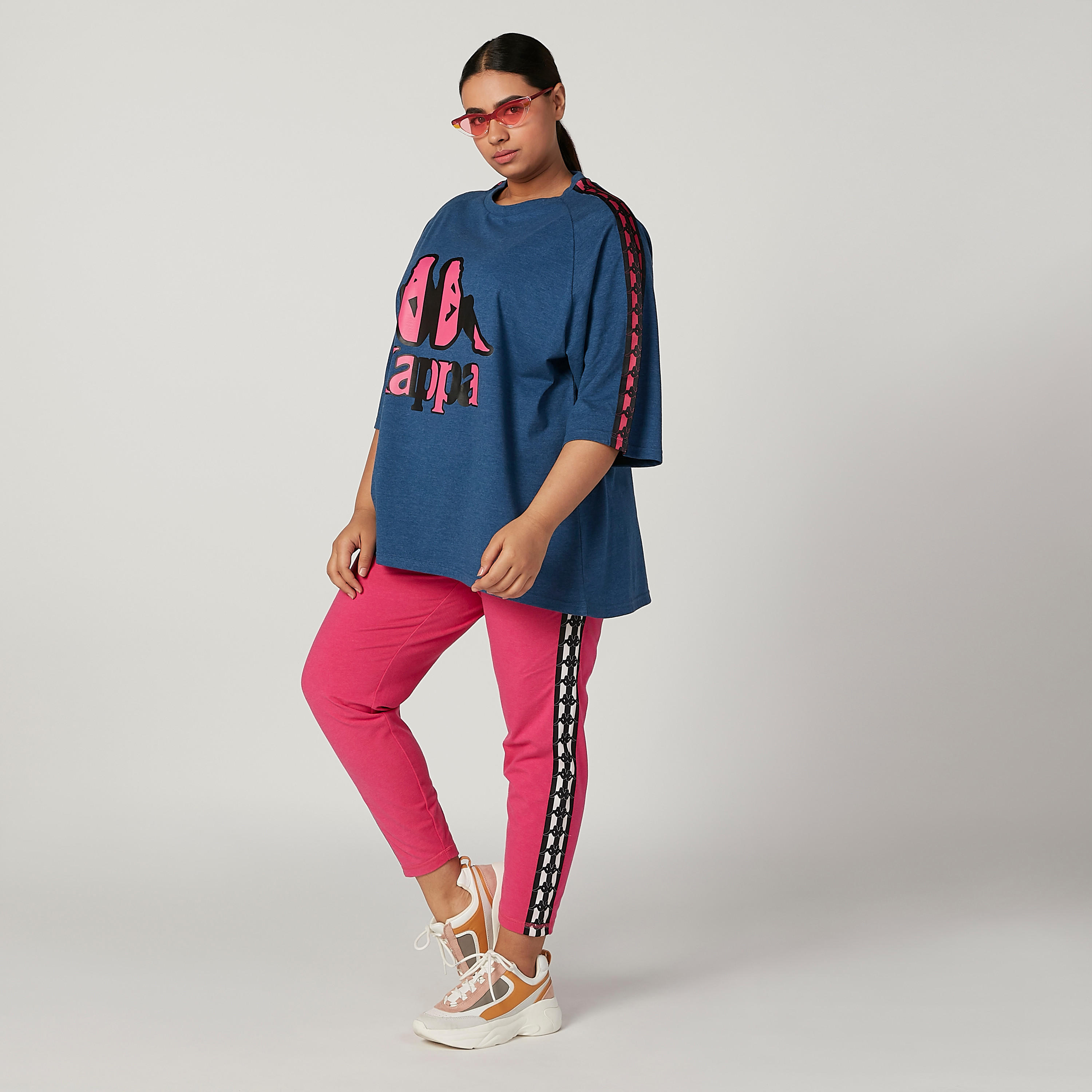 تيشيرت بياقة مستديرة وأكمام مغايرة وطبعات من كابا-women-clothing-sportswearandactivewear-tshirtsandvests-image-2