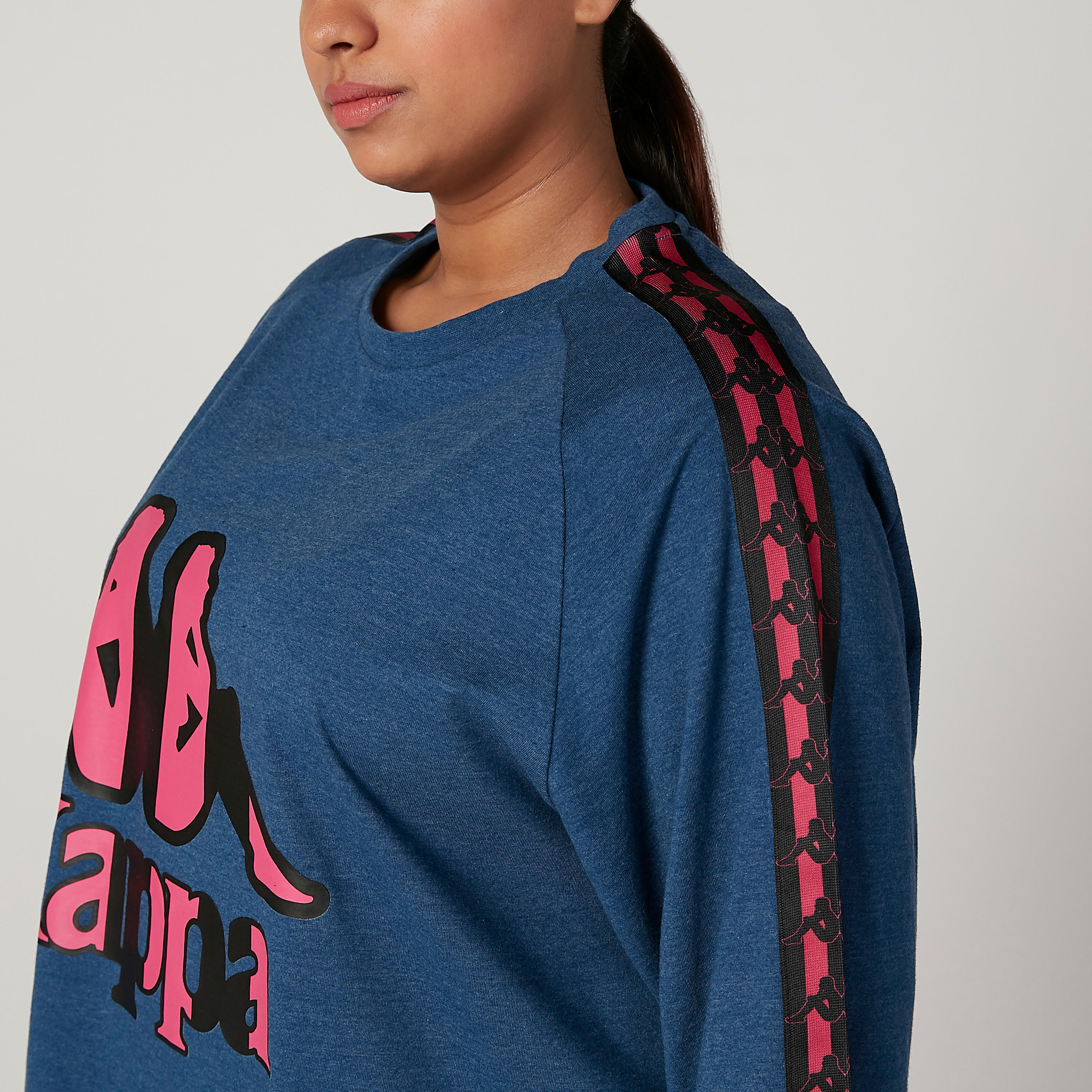 تيشيرت بياقة مستديرة وأكمام مغايرة وطبعات من كابا-women-clothing-sportswearandactivewear-tshirtsandvests-image-3