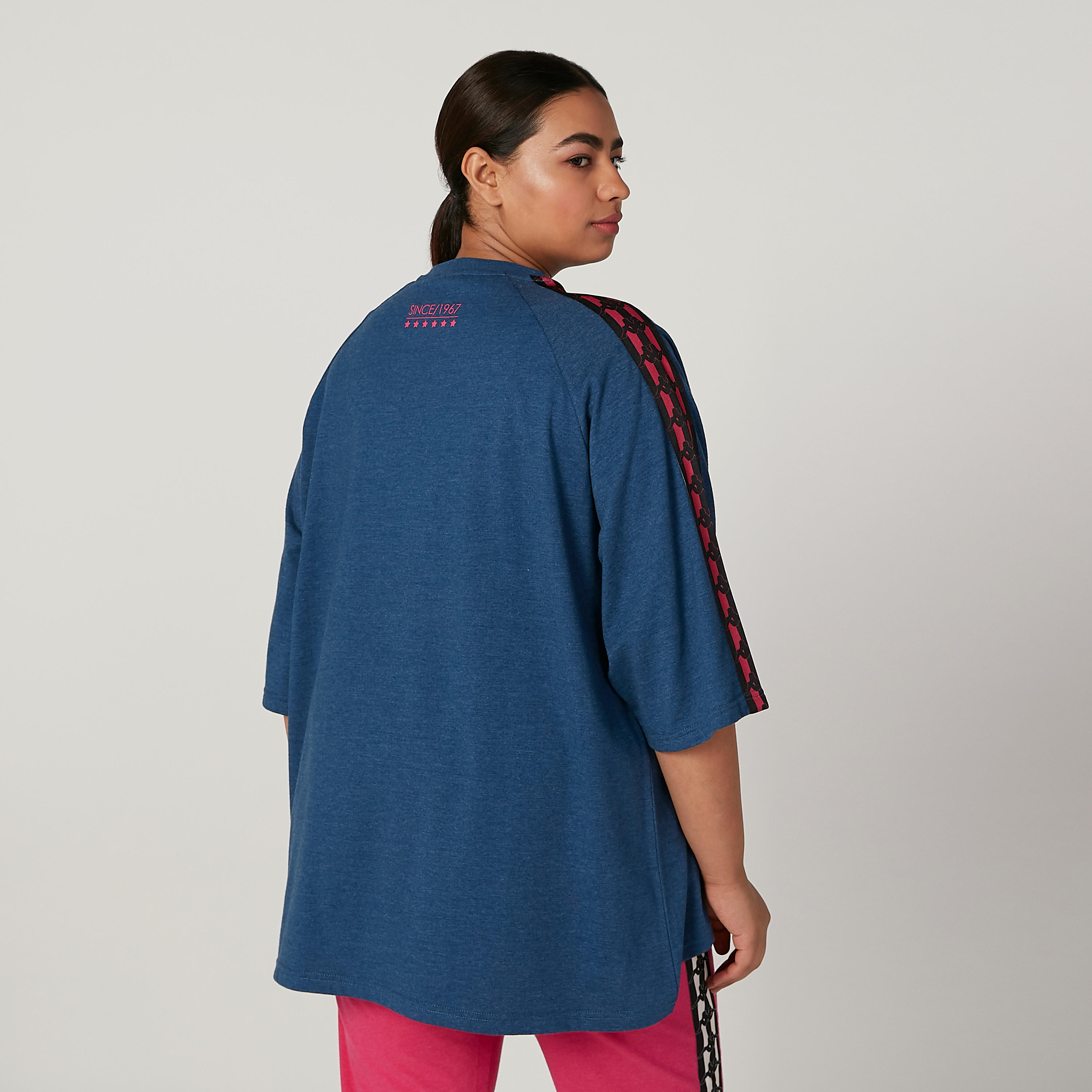 تيشيرت بياقة مستديرة وأكمام مغايرة وطبعات من كابا-women-clothing-sportswearandactivewear-tshirtsandvests-image-4