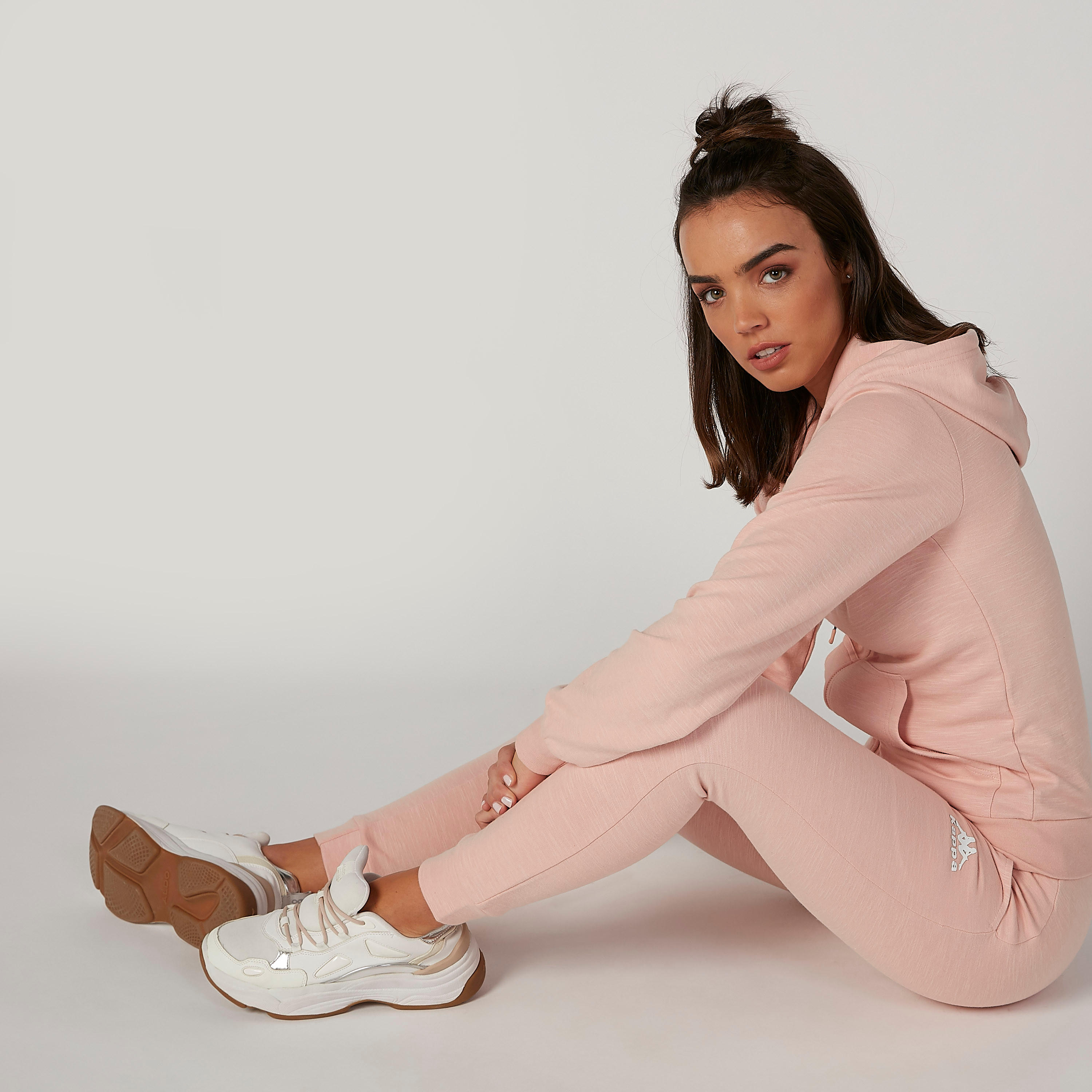 بنطلون رياضي مستدام بجيوب وطبعات من كابا -women-clothing-bottoms-joggers-image-4