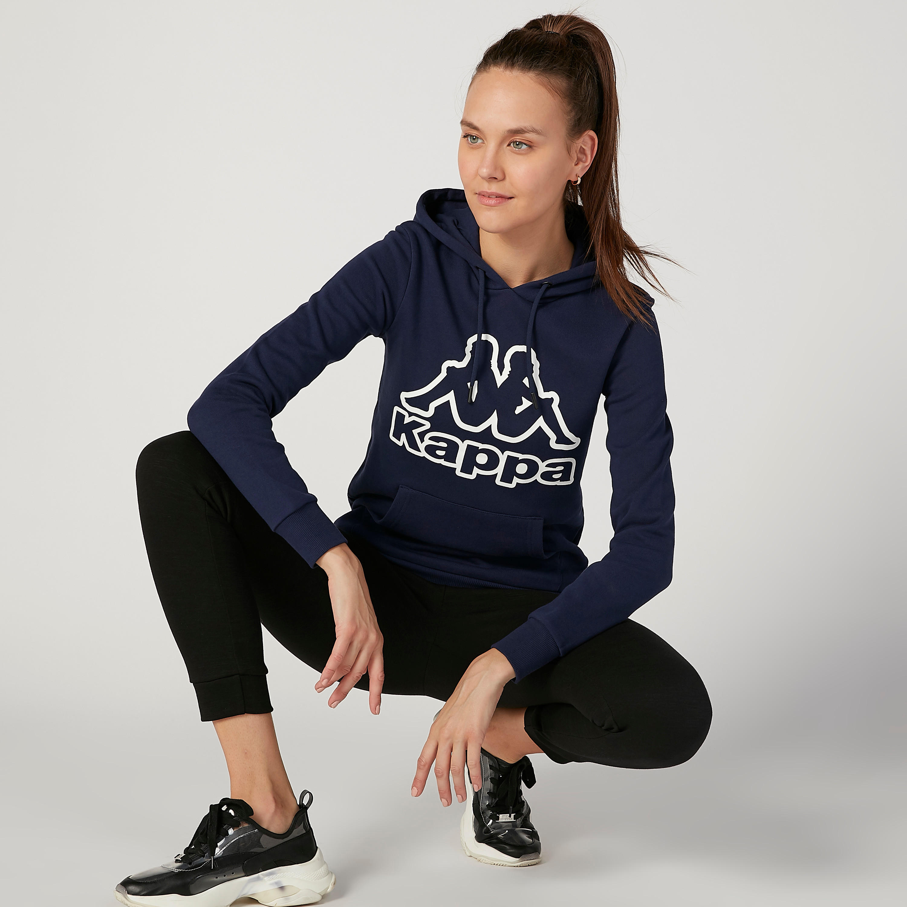 هودي بأكمام طويلة وجيوب كانجارو وطبعات من كابا-women-clothing-sportswearandactivewear-hoodiesandsweatshirts-image-2