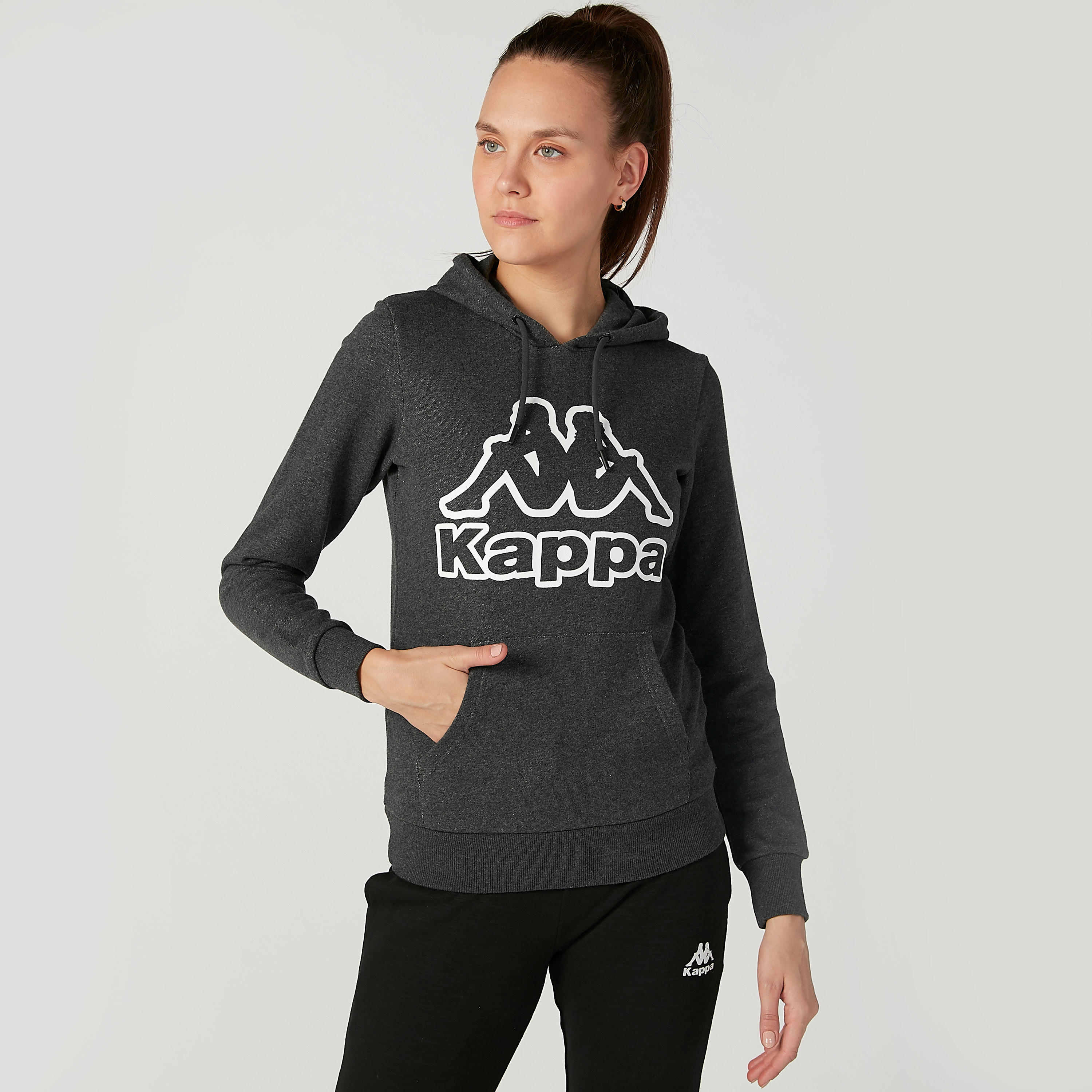 هودي بأكمام طويلة وجيوب كانجارو وطبعات من كابا-women-clothing-sportswearandactivewear-hoodiesandsweatshirts-image-1