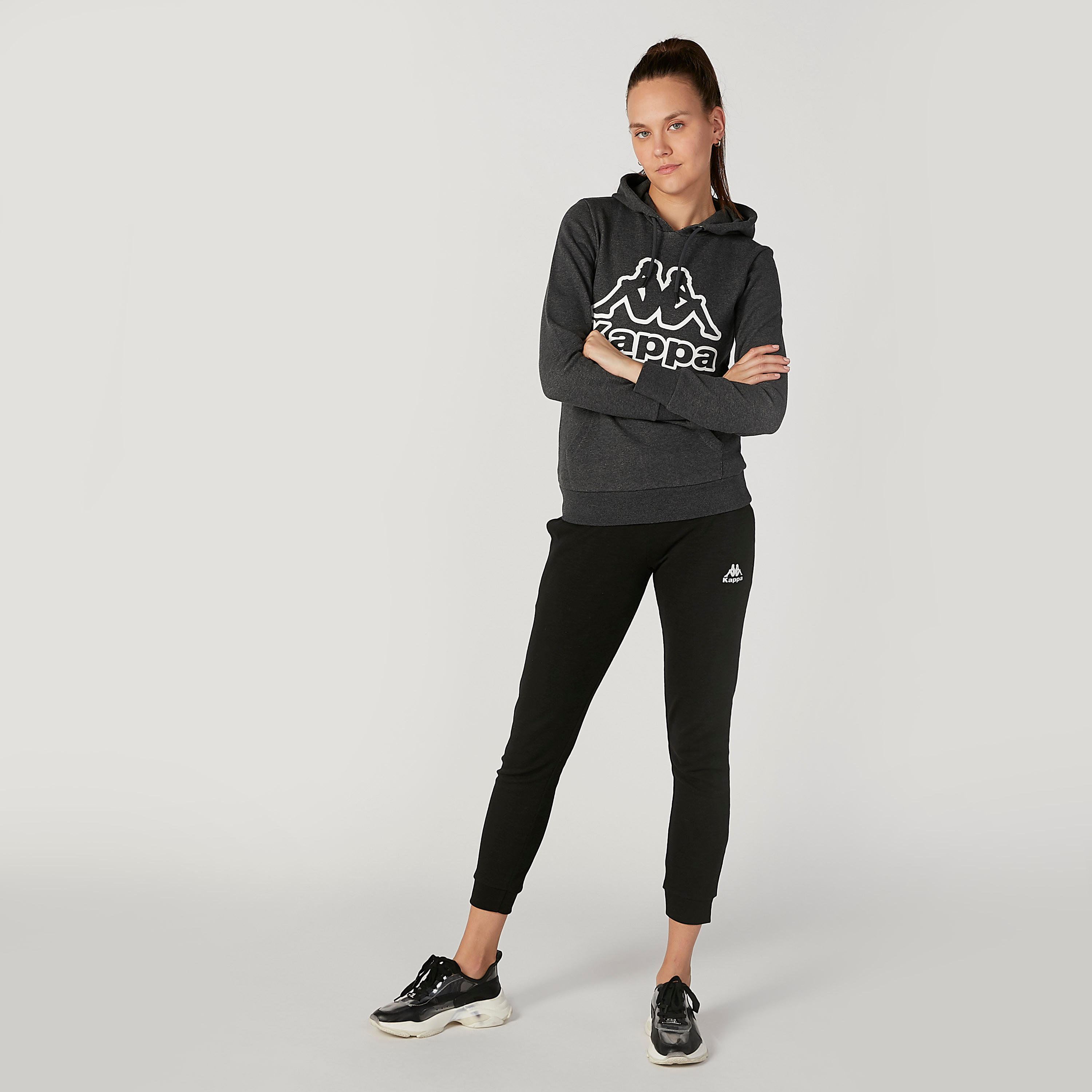 هودي بأكمام طويلة وجيوب كانجارو وطبعات من كابا-women-clothing-sportswearandactivewear-hoodiesandsweatshirts-image-2