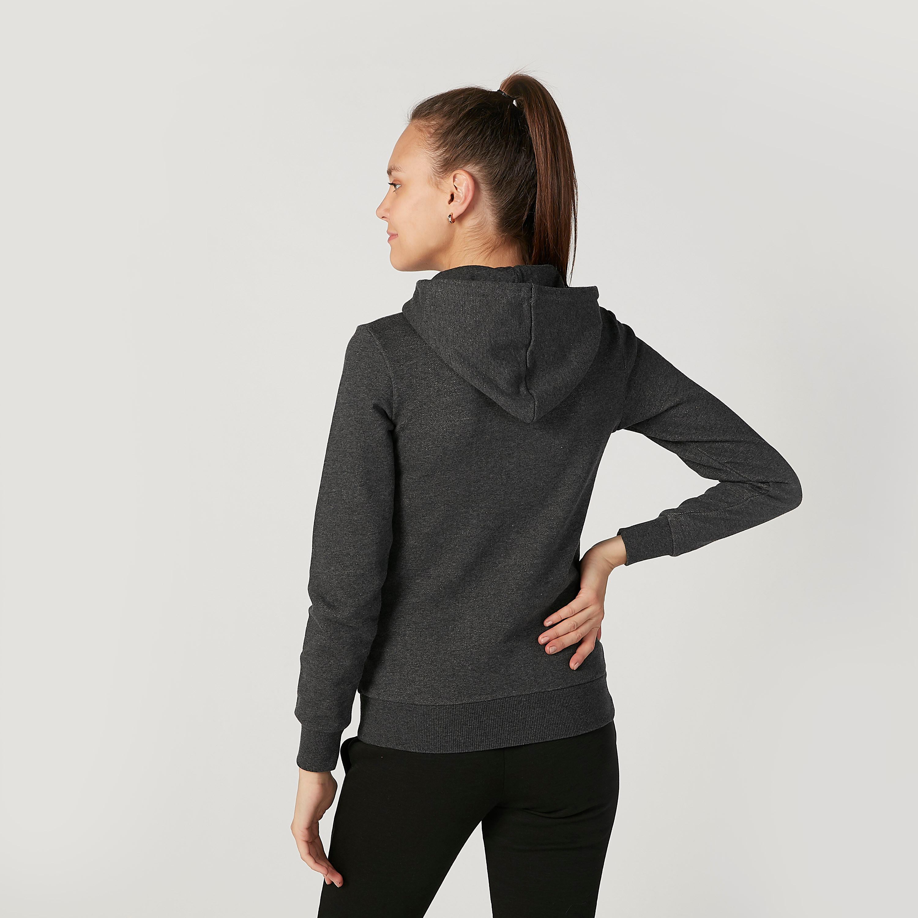 هودي بأكمام طويلة وجيوب كانجارو وطبعات من كابا-women-clothing-sportswearandactivewear-hoodiesandsweatshirts-image-3