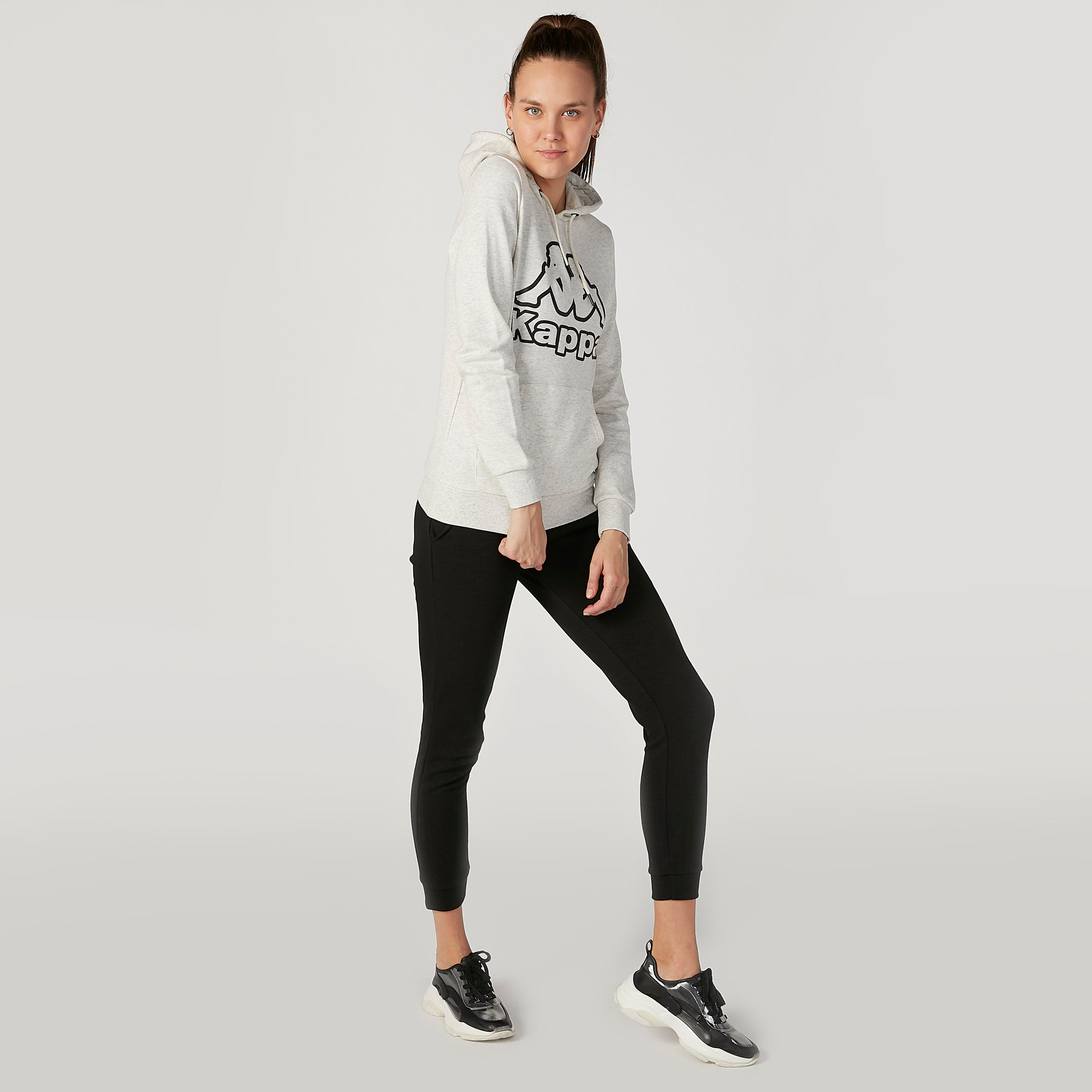 هودي بأكمام طويلة وجيوب كانجارو وطبعات من كابا-women-clothing-sportswearandactivewear-hoodiesandsweatshirts-image-2