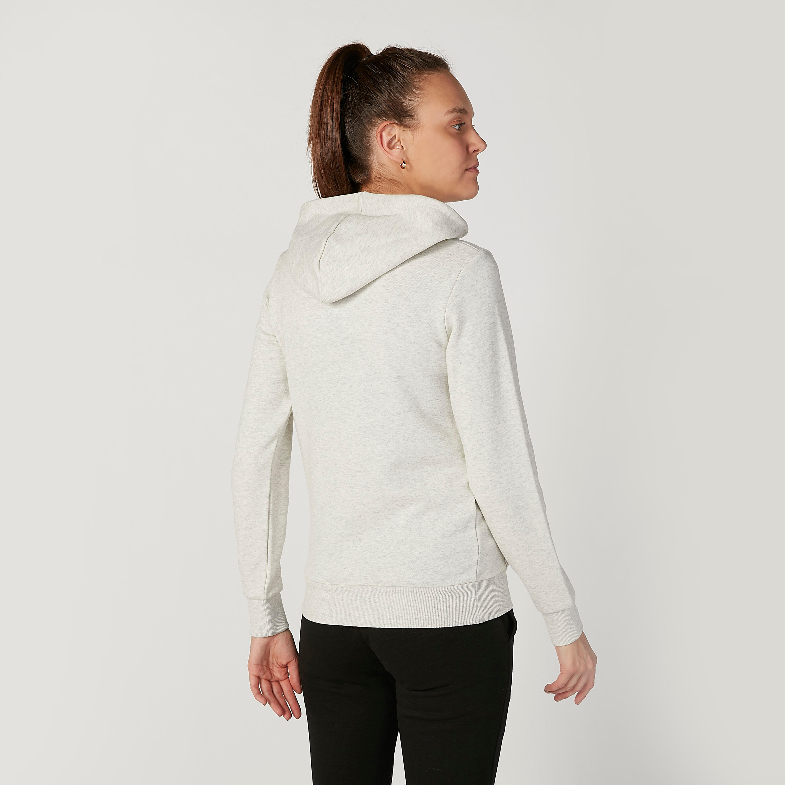 هودي بأكمام طويلة وجيوب كانجارو وطبعات من كابا-women-clothing-sportswearandactivewear-hoodiesandsweatshirts-image-4