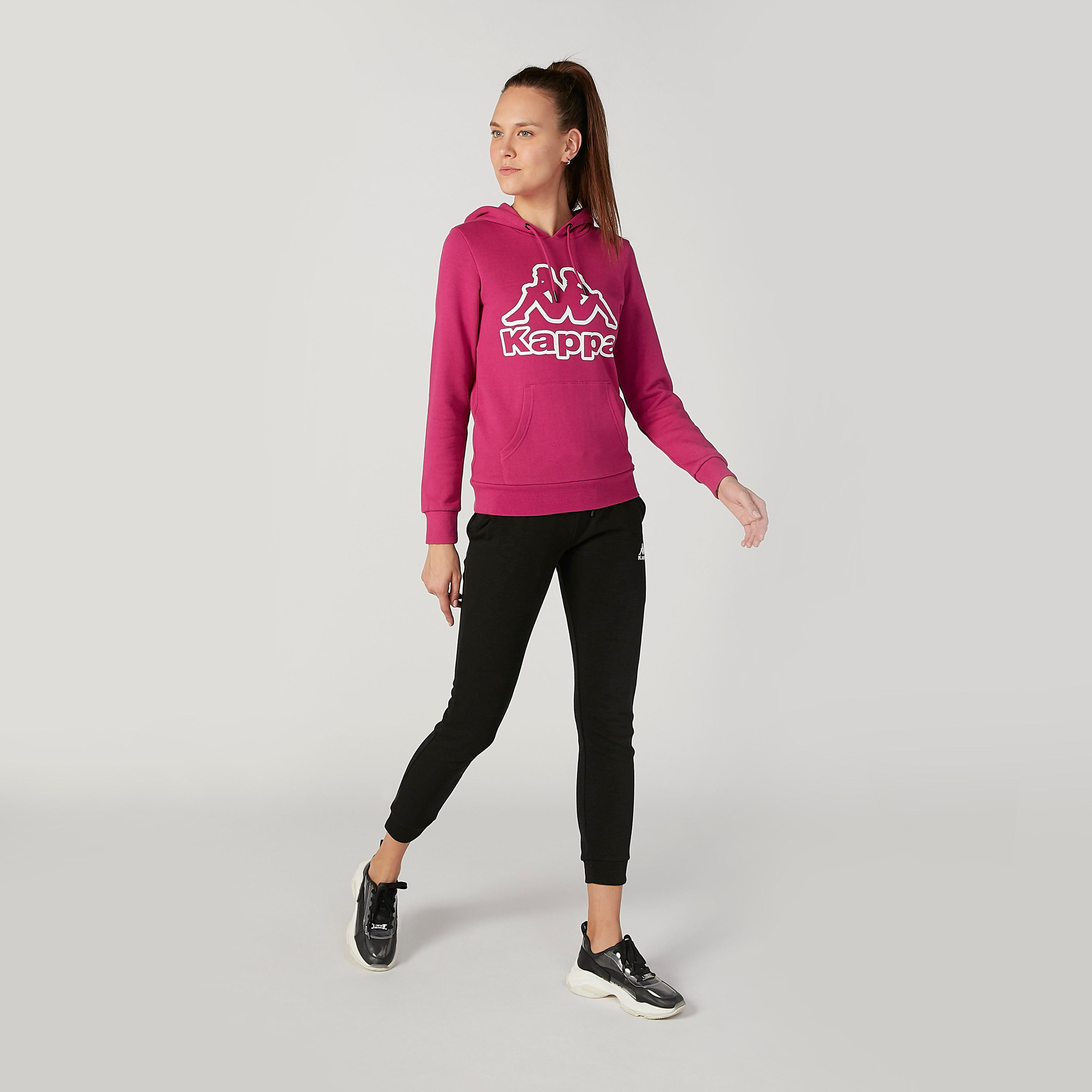 هودي بأكمام طويلة وجيوب كانجارو وطبعات من كابا-women-clothing-sportswearandactivewear-hoodiesandsweatshirts-image-2