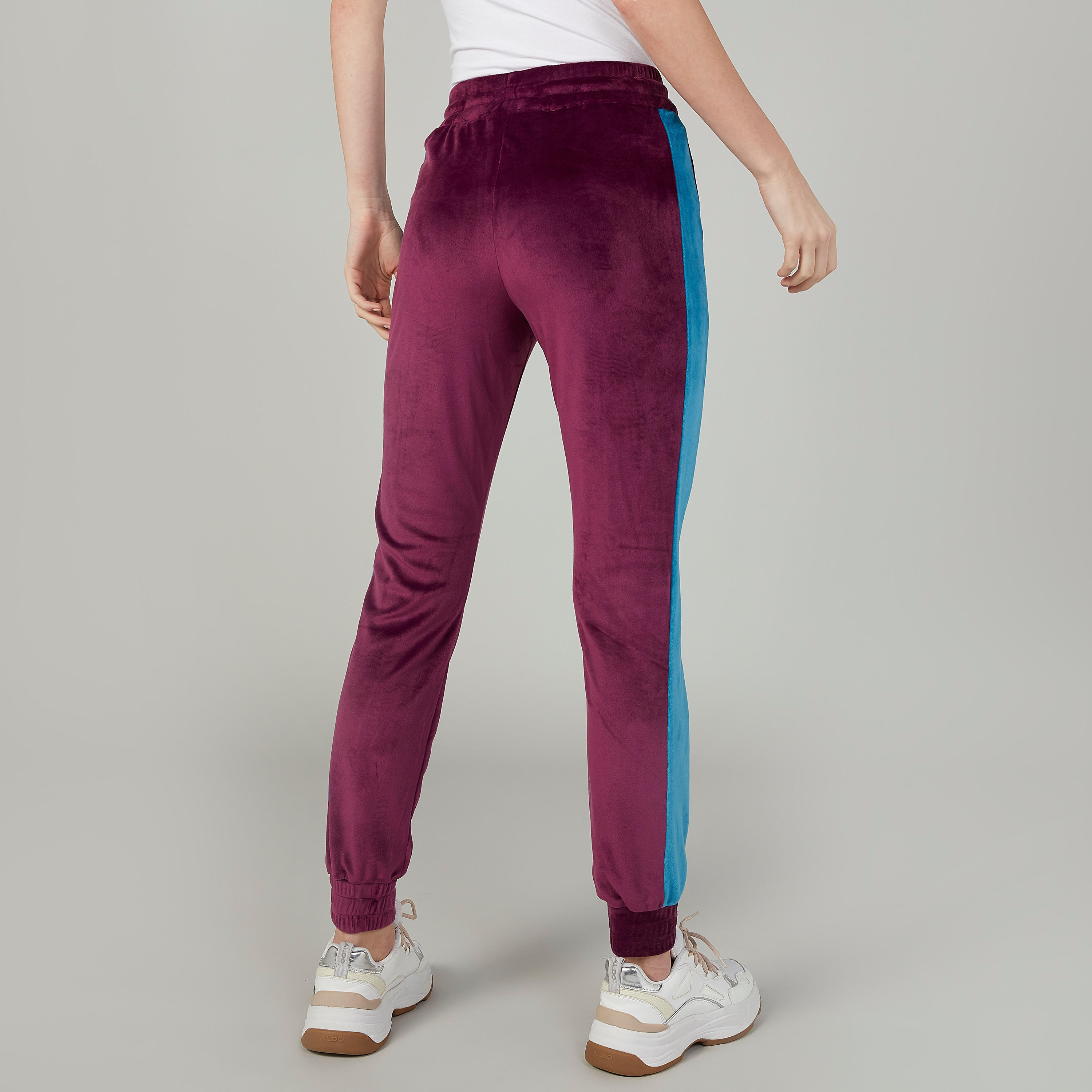 بنطلون رياضي مستدام بارز الملمس بجيوب وطبعات من كابا-women-clothing-sportswearandactivewear-bottoms-image-4
