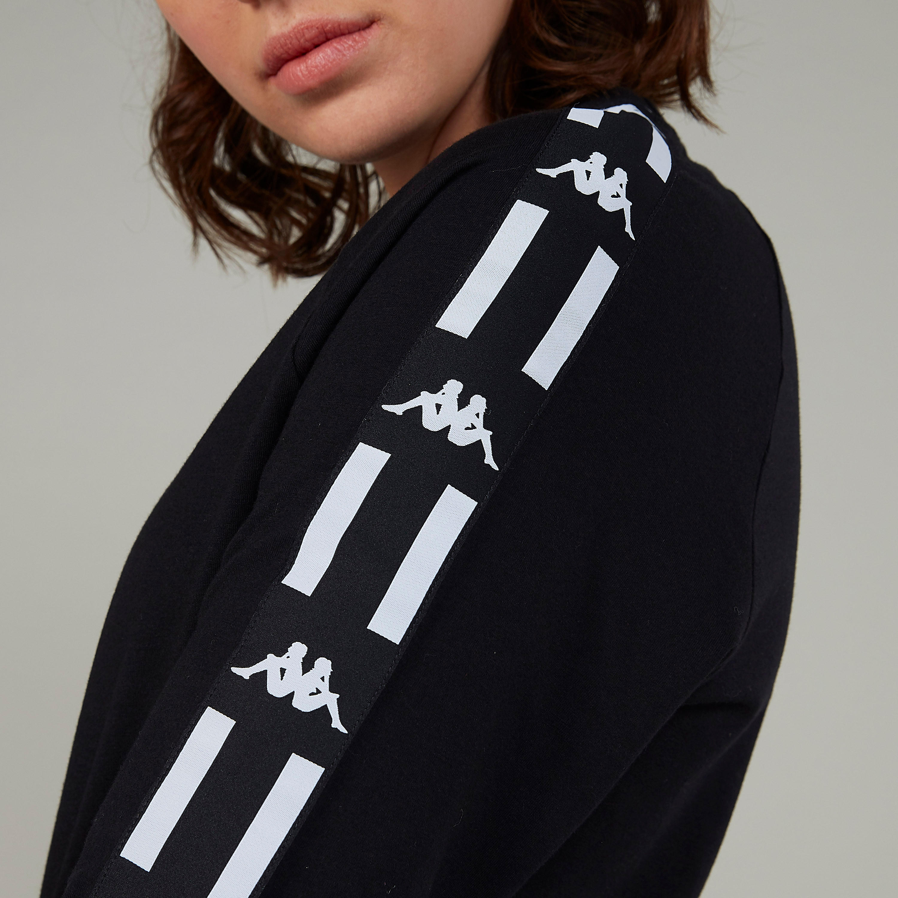 قميص تيشيرت بياقة مستديرة وأكمام 3/4 بطبعات من كابا-women-clothing-sportswearandactivewear-tshirtsandvests-image-3