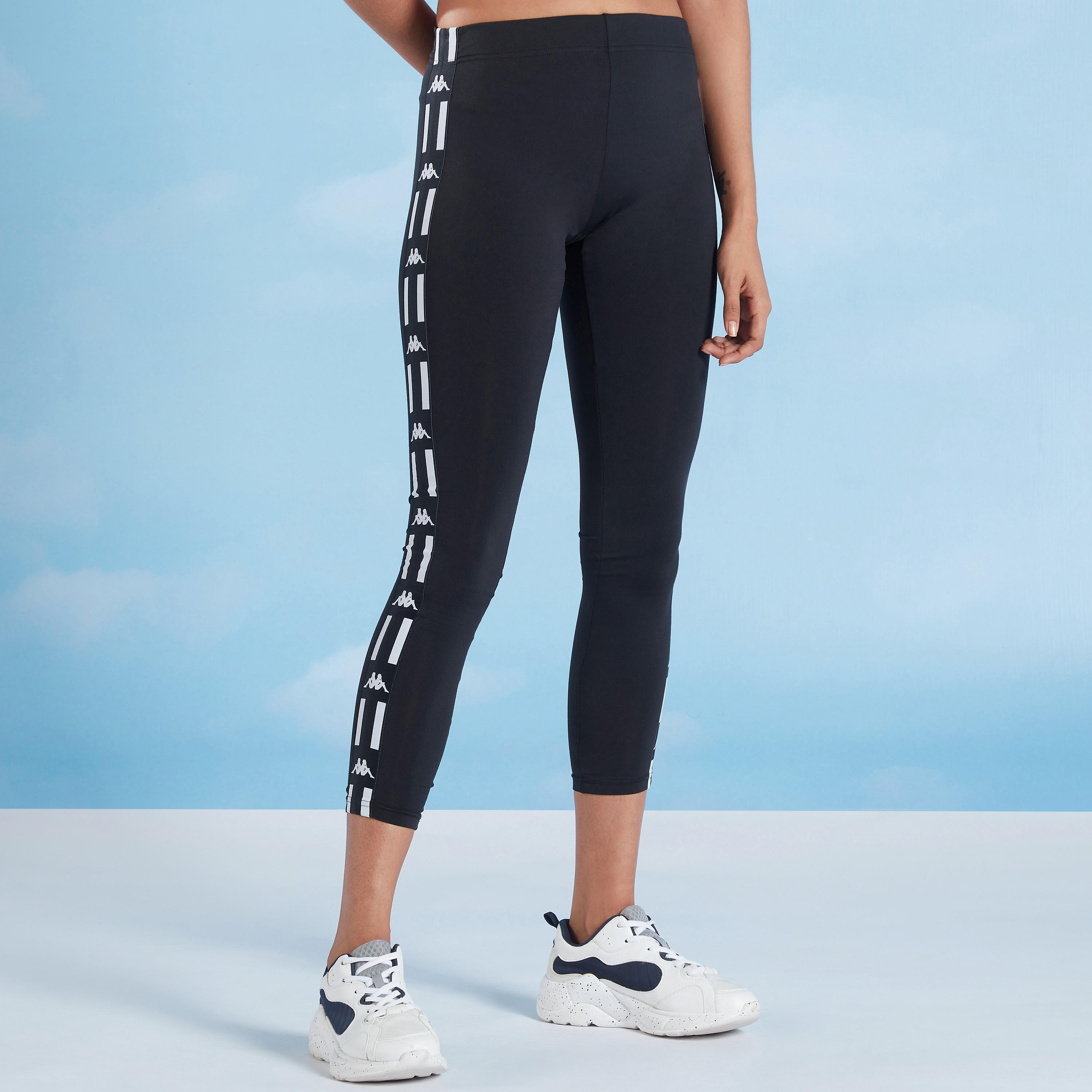 تيشيرت مستدام بياقة مستديرة وطبعات من لي كوبر-women-clothing-sportswearandactivewear-bottoms-image-1