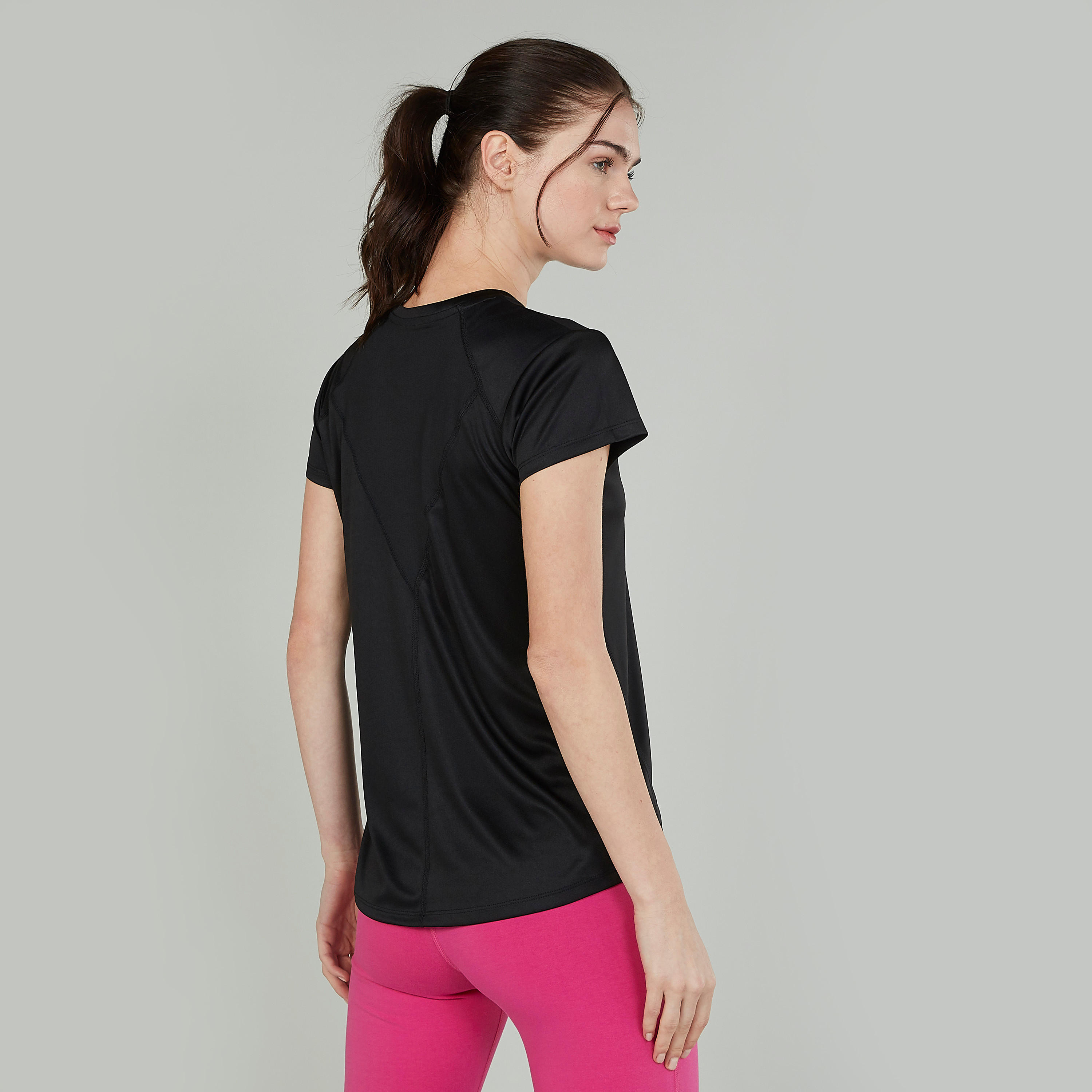تيشيرت بارز الملمس بياقة V وأكمام قصيرة من كابا-women-clothing-sportswearandactivewear-tshirtsandvests-image-4