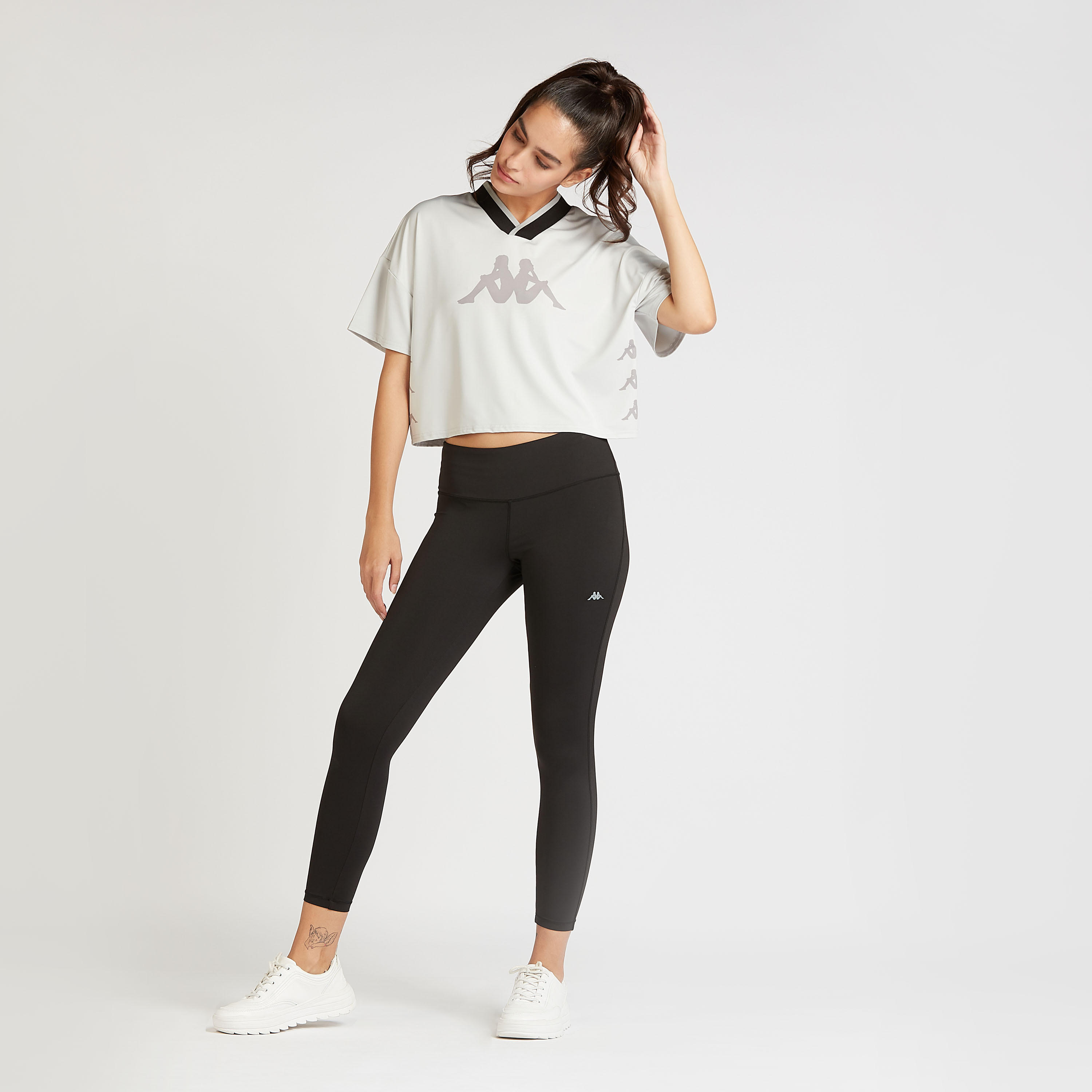 بلوزة بارزة الملمس بأكمام قصيرة وبياقة V من كابا-women-clothing-sportswearandactivewear-tshirtsandvests-image-2