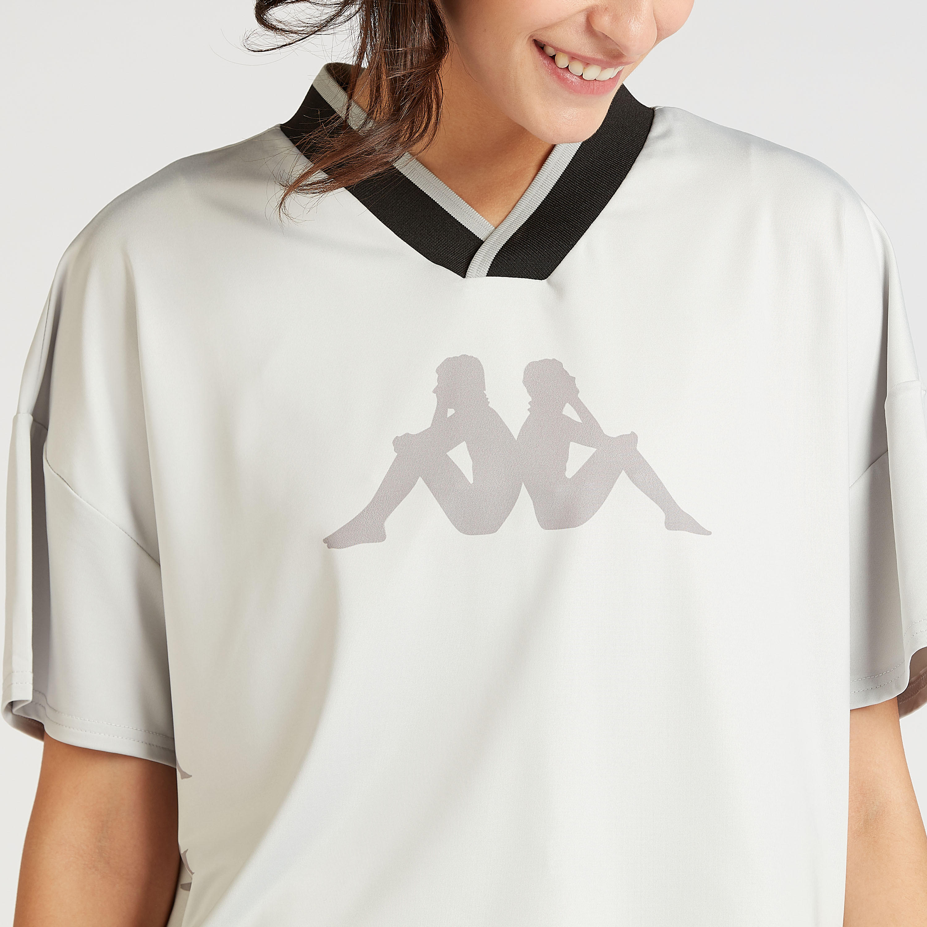 بلوزة بارزة الملمس بأكمام قصيرة وبياقة V من كابا-women-clothing-sportswearandactivewear-tshirtsandvests-image-3