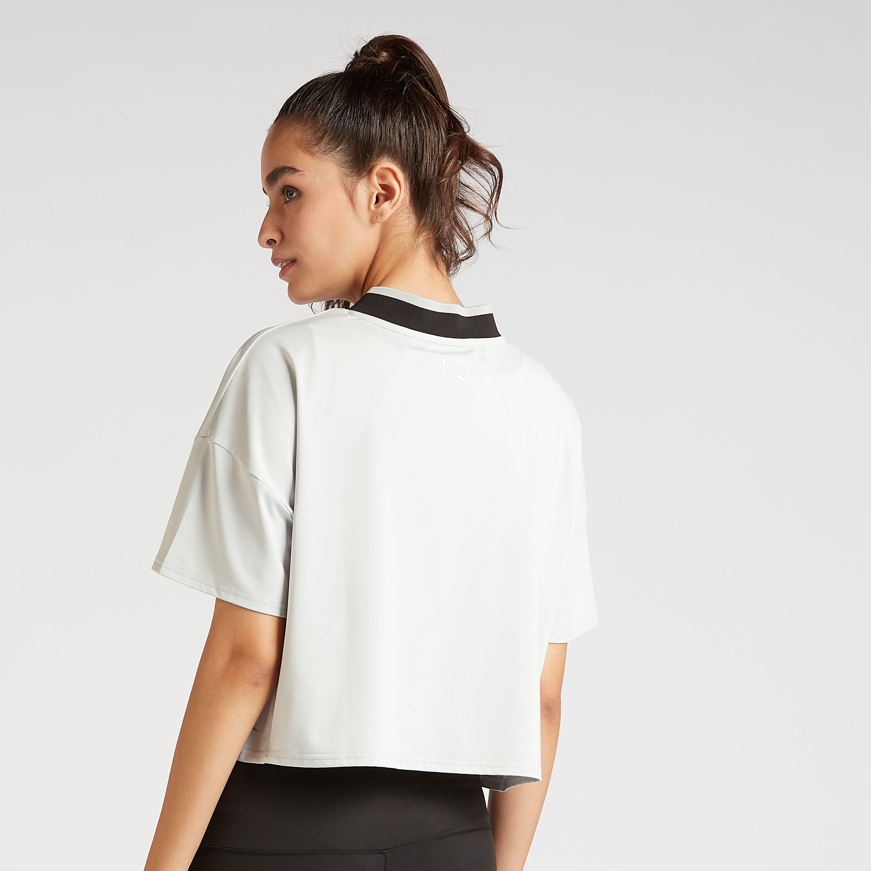 بلوزة بارزة الملمس بأكمام قصيرة وبياقة V من كابا-women-clothing-sportswearandactivewear-tshirtsandvests-image-4