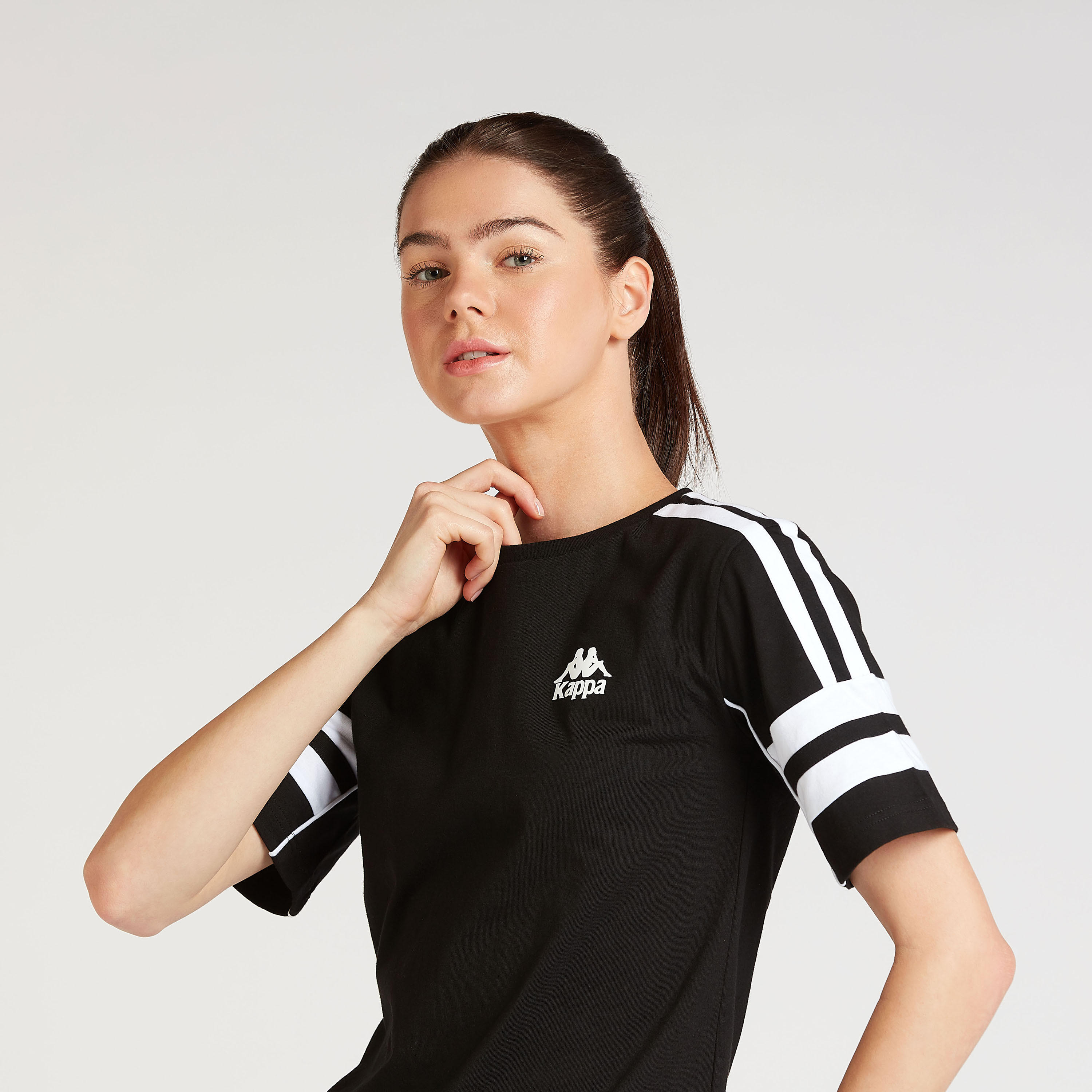 تيشيرت بياقة ضيّقة وأكمام قصيرة تفاصيل شريط من كابا-women-clothing-sportswearandactivewear-tshirtsandvests-image-3