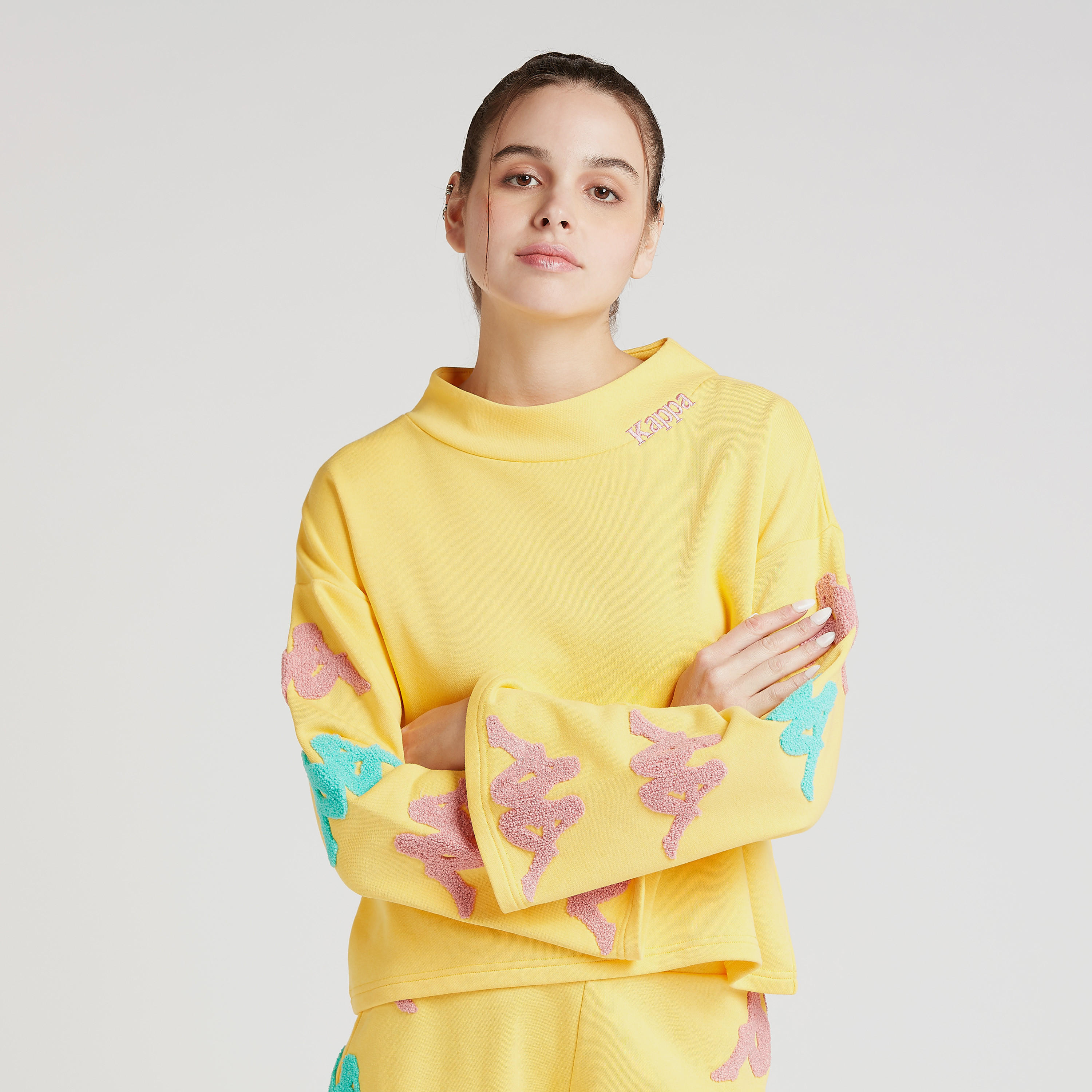 سويت شيرت مطرز بياقة عالية وأكتاف منسدلة من كابا-women-clothing-sportswearandactivewear-hoodiesandsweatshirts-image-1