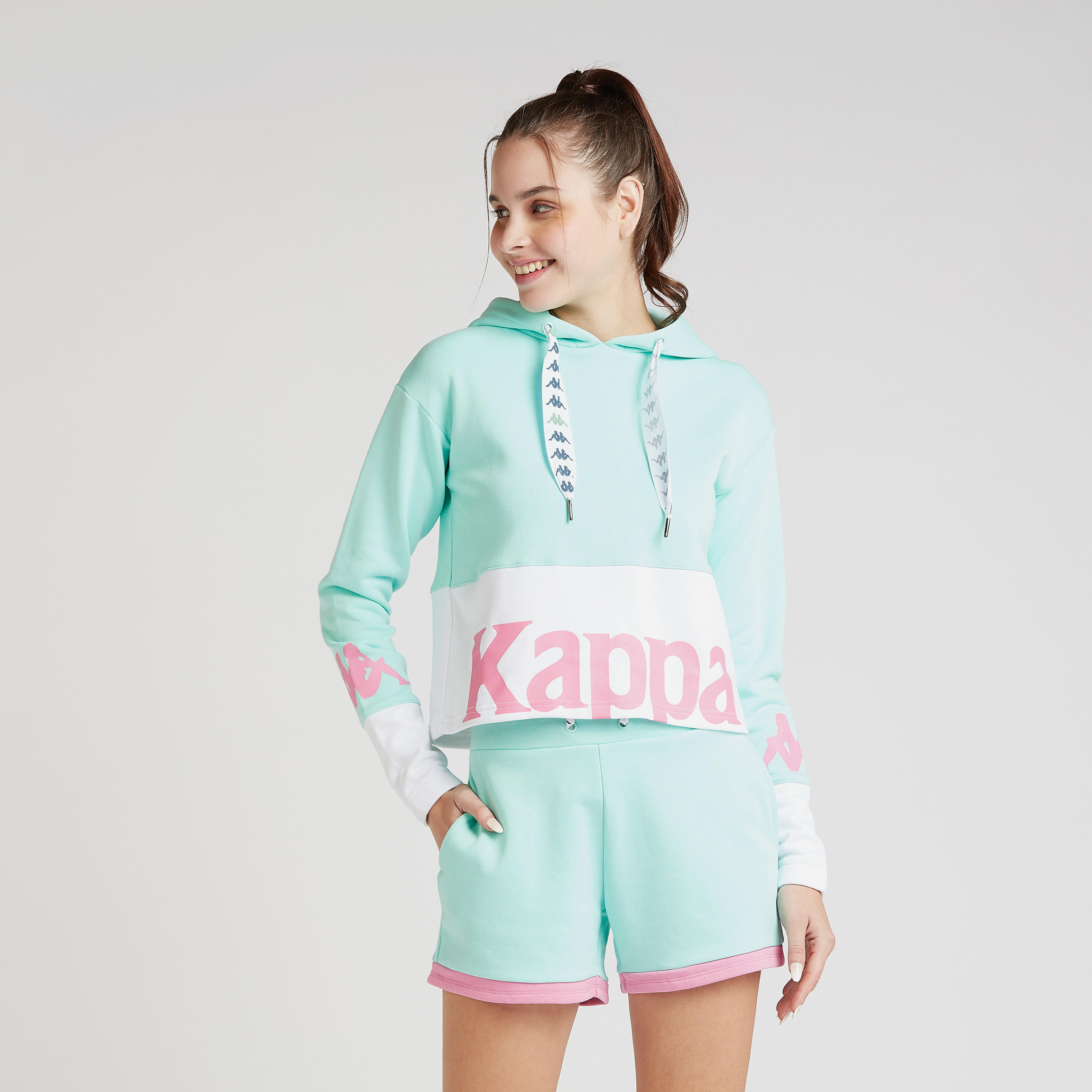هودي بأكمام طويلة وقبعة وطبعات من كابا-women-clothing-sportswearandactivewear-hoodiesandsweatshirts-image-3