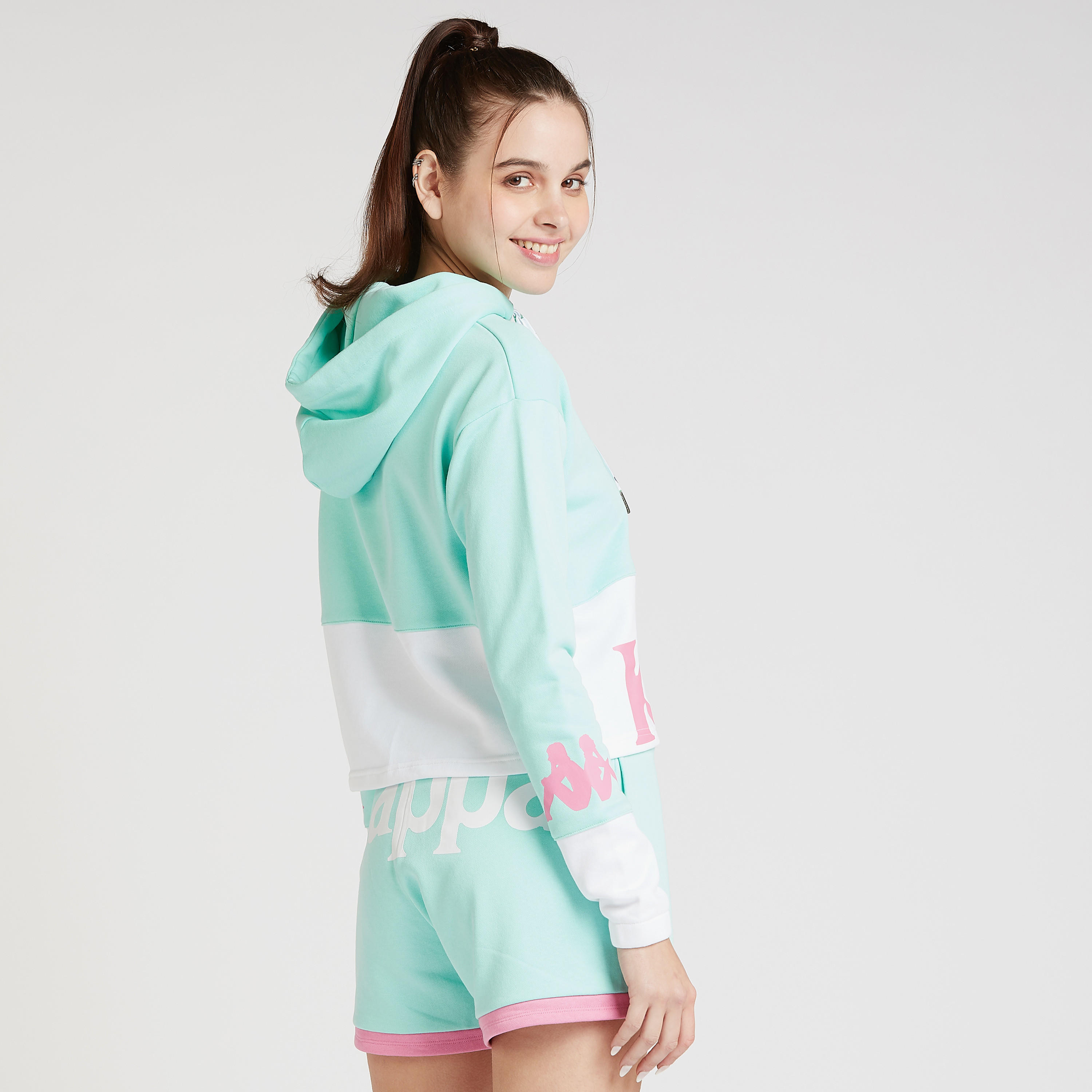 هودي بأكمام طويلة وقبعة وطبعات من كابا-women-clothing-sportswearandactivewear-hoodiesandsweatshirts-image-4