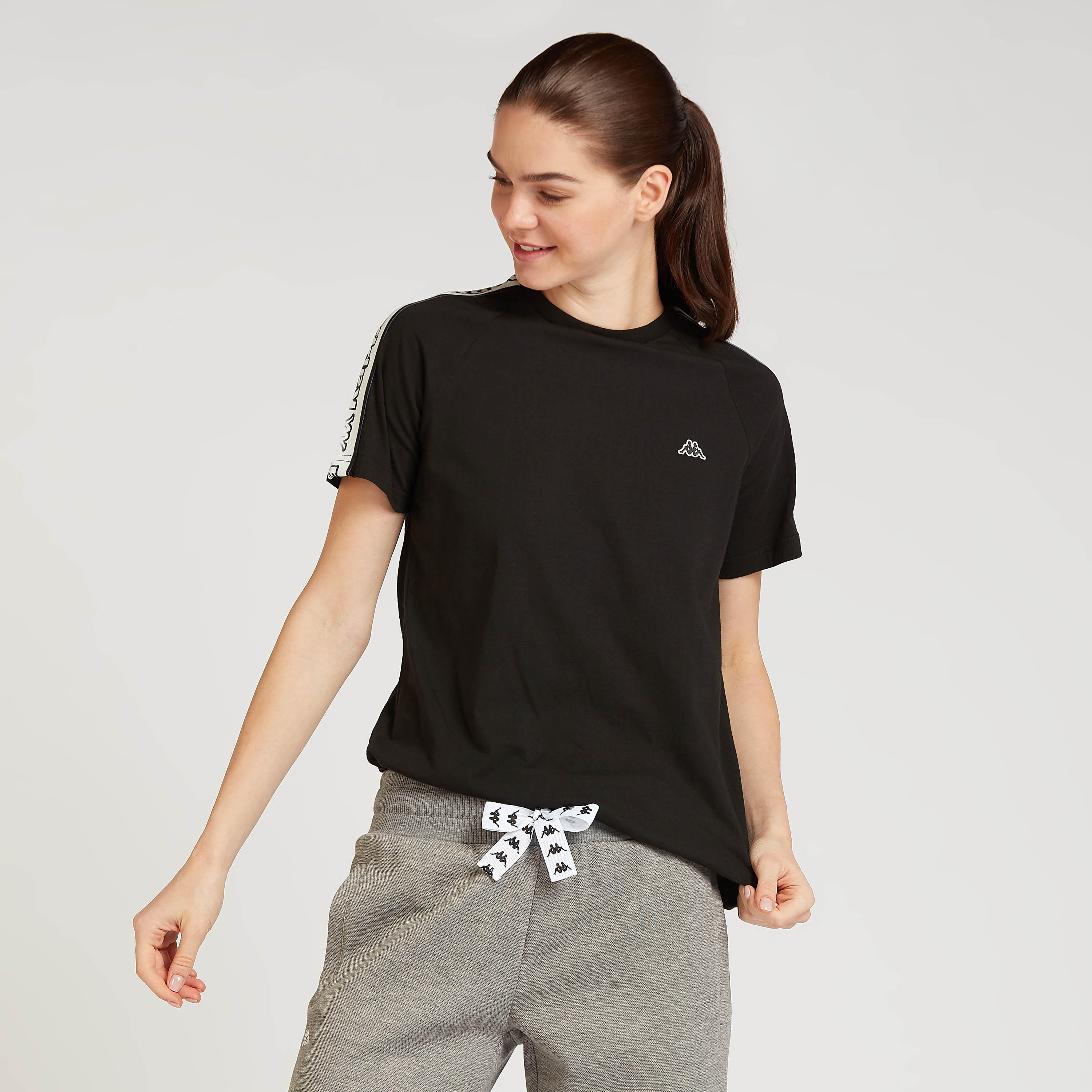 تيشيرت سادة بأكمام قصيرة وشريطة بطبعات من كابا-women-clothing-sportswearandactivewear-tshirtsandvests-image-4
