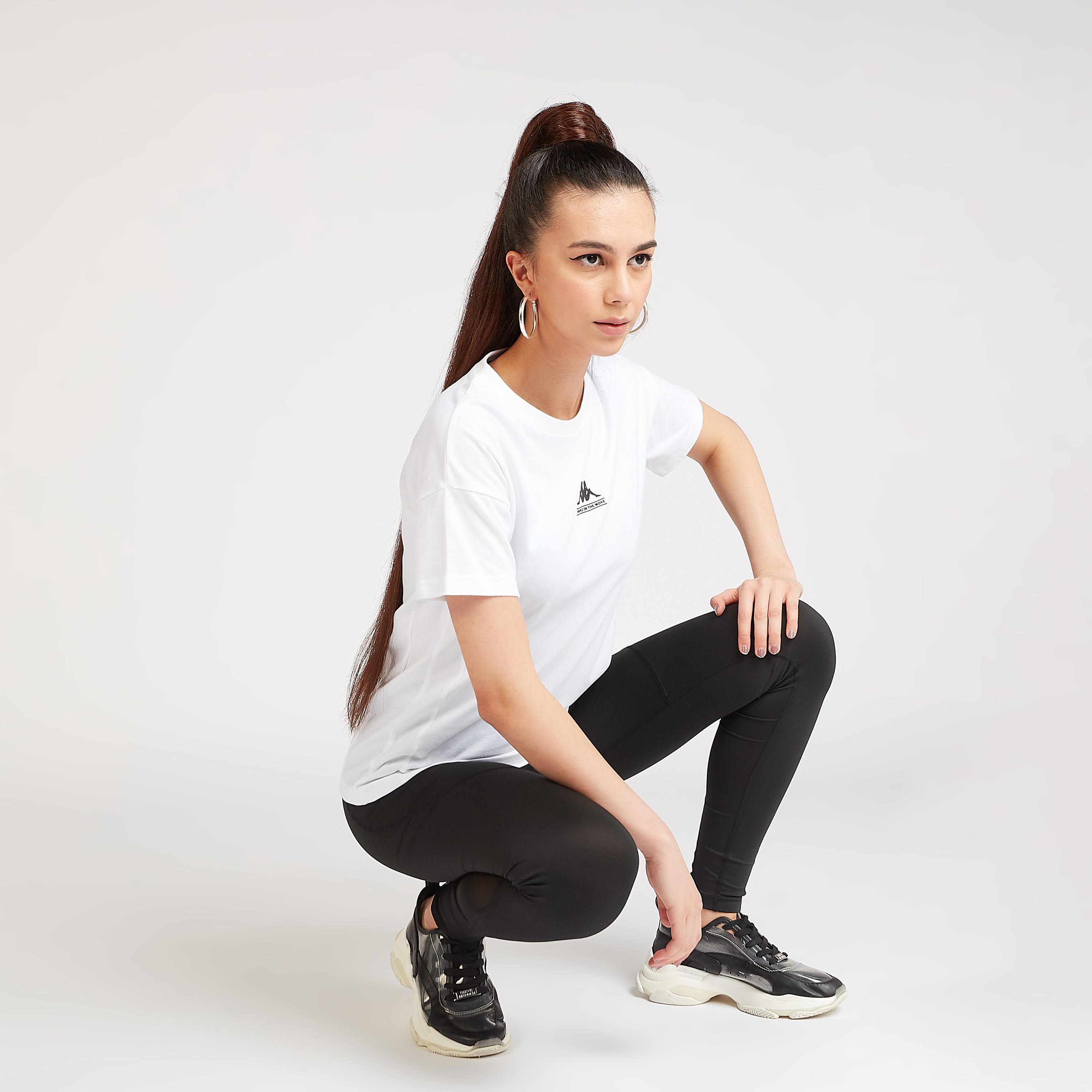 تيشيرت سادة بياقة ضيّقة وأكمام قصيرة من كابا-women-clothing-sportswearandactivewear-tshirtsandvests-image-4